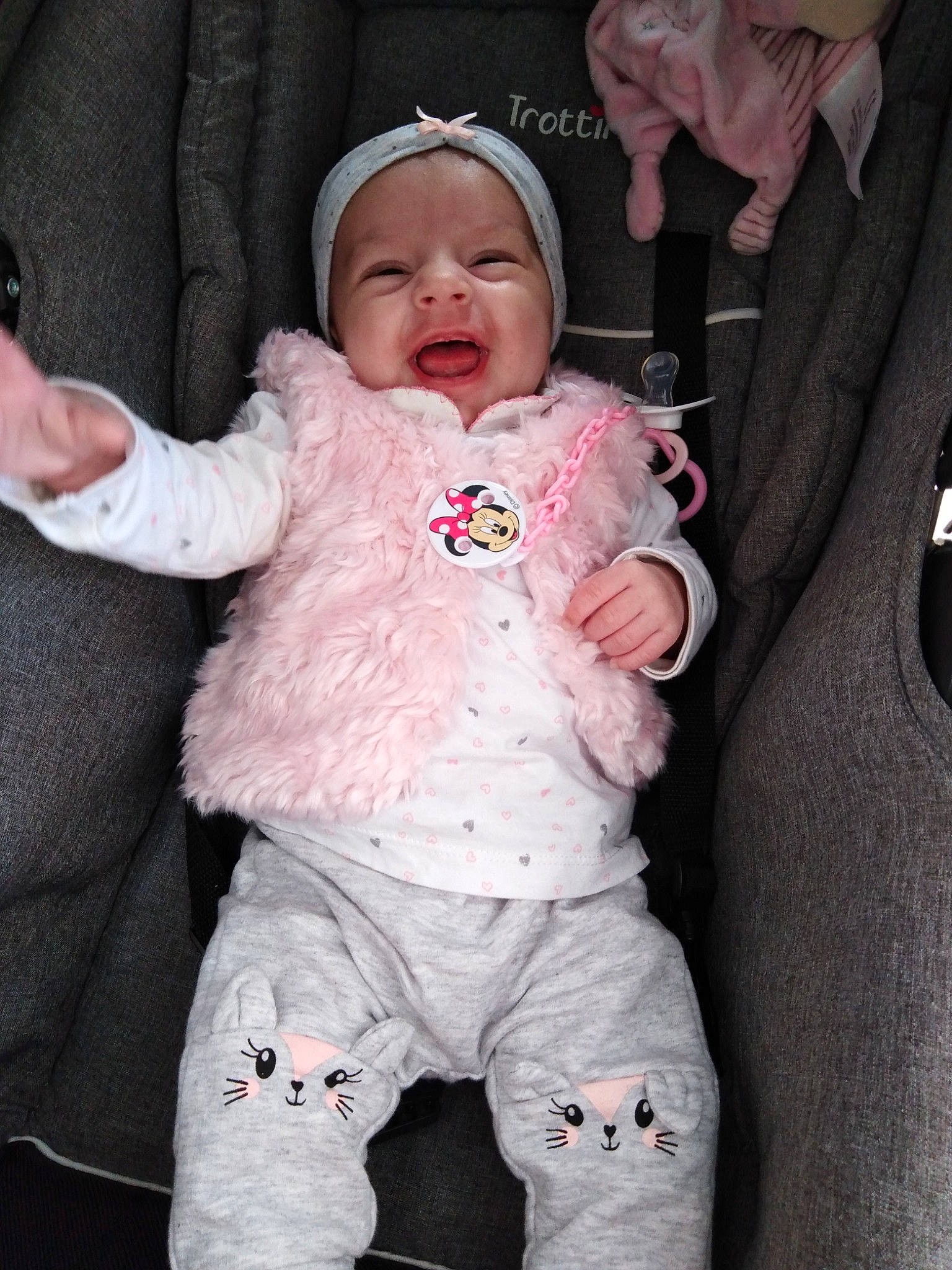 Luciana participe au concours pour gagner de l'argent avec cette photo : baby, baby_products, cheek, child, fun, gesture, person, pink, product, skin, smile, toddler