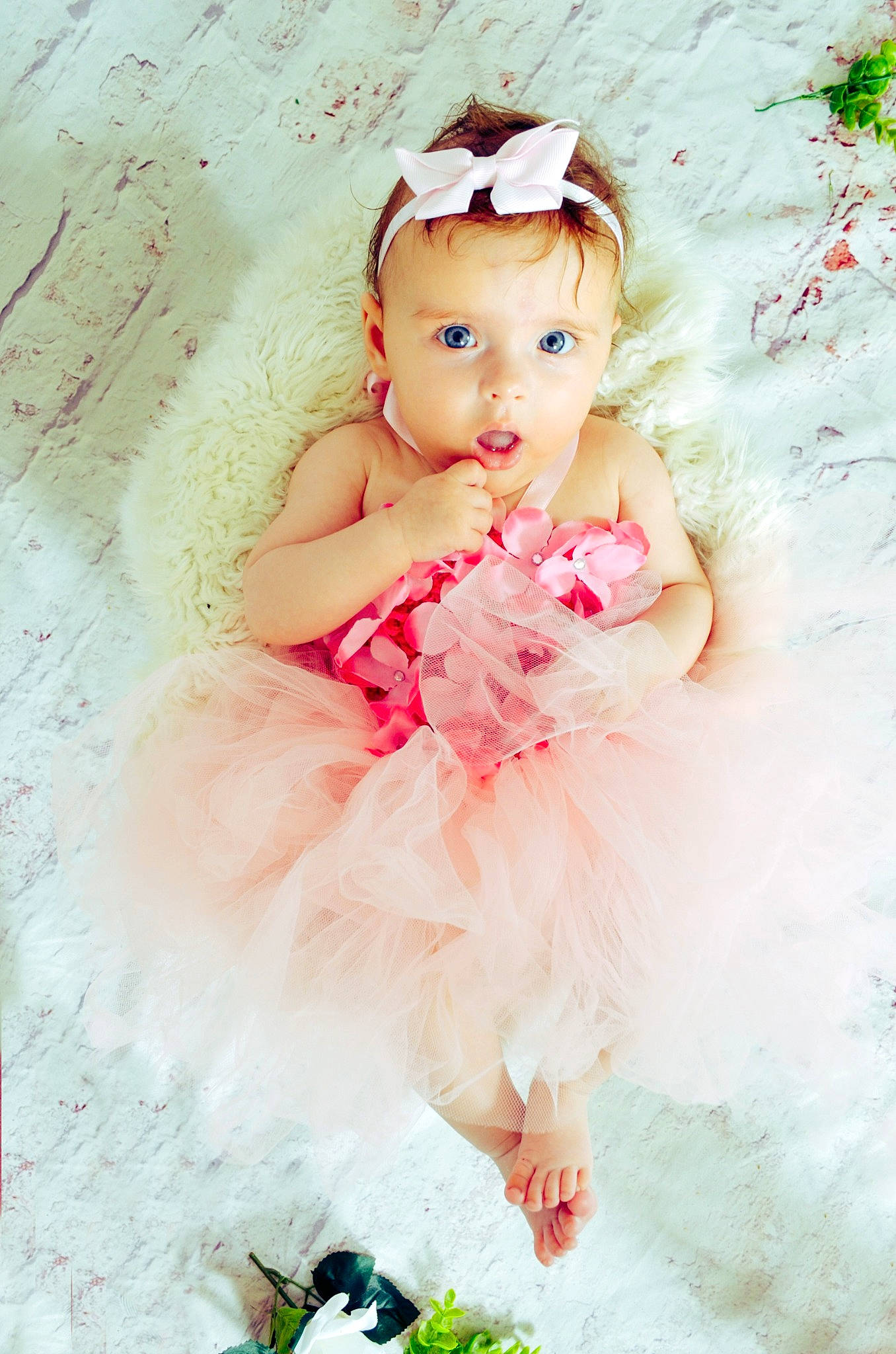 Lynna a rejoint le concours — aidez-le/la à gagner de superbes lots ! baby, ballet_tutu, child, child_model, costume, flower, hair_accessory, headgear, person, petal, photography, pink, plant, portrait, toddler