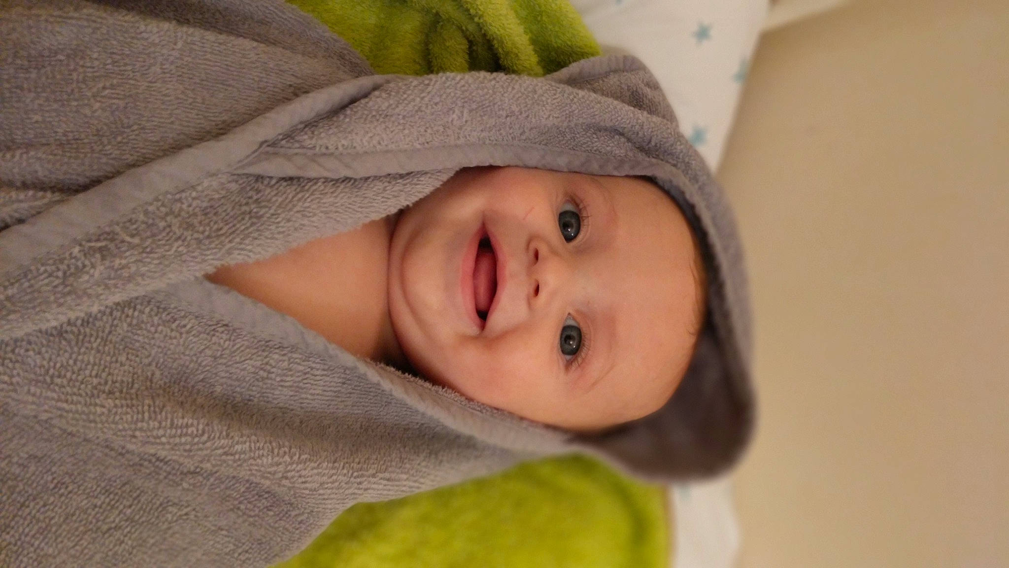 émilyo participe au concours pour gagner de l'argent avec cette photo : baby, baby_toddler_clothing, cheek, child, comfort, eye, eyebrow, eyelash, face, happy, head, headgear, headwear, iris, joy, linens, lip, nose, person, sleeve