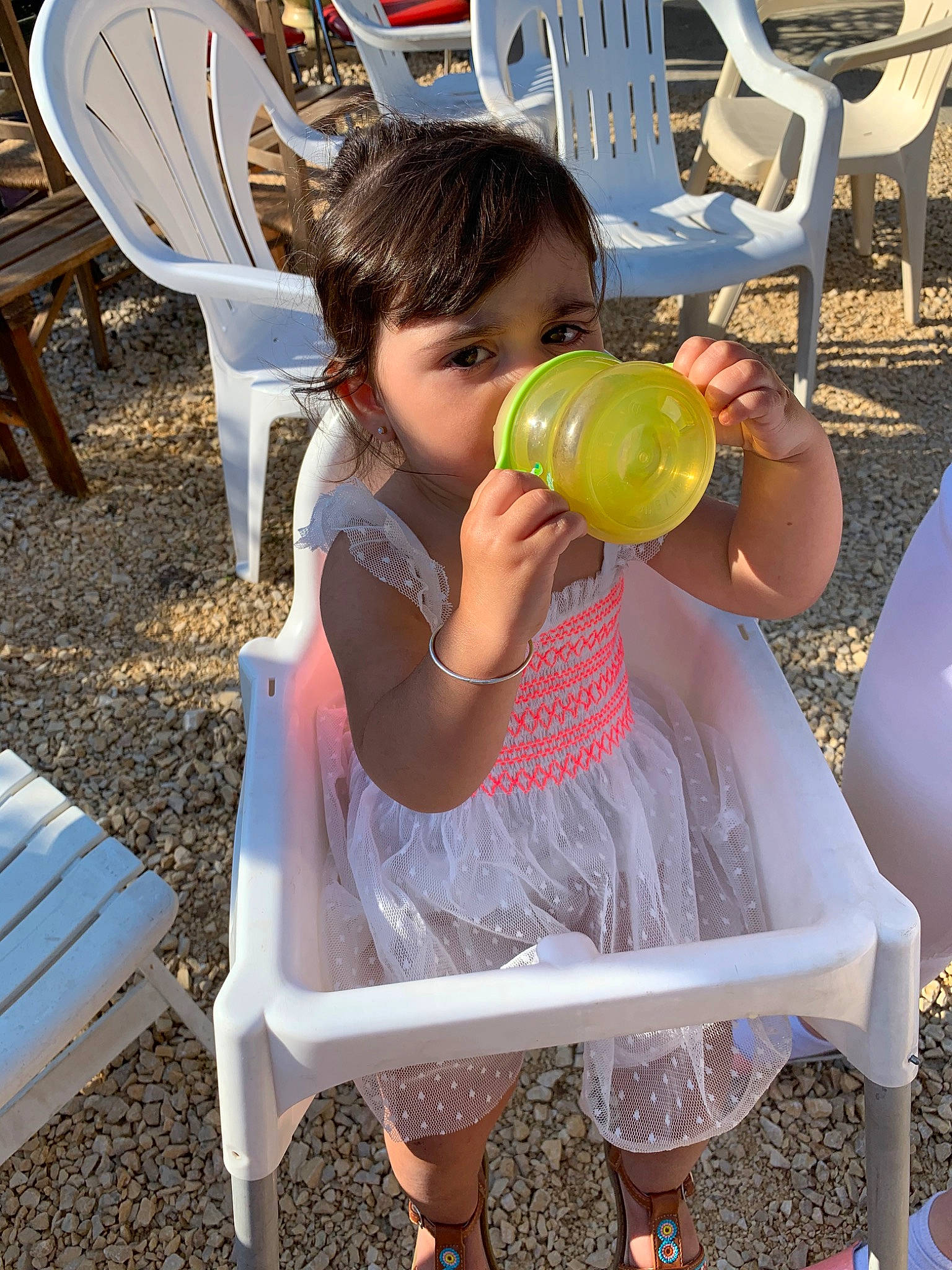 Lyvia participe au concours pour gagner de l'argent avec cette photo : chair, child, furniture, green, leg, leisure, party, person, plant, play, sitting, summer, table, toddler, vacation