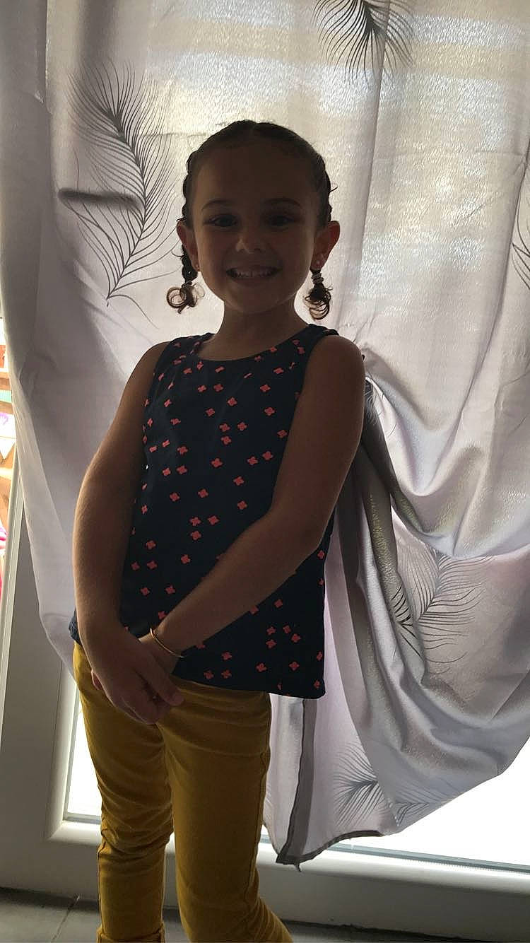 Kellya participe au concours pour gagner de l'argent avec cette photo : child, joy, person, shoulder, white