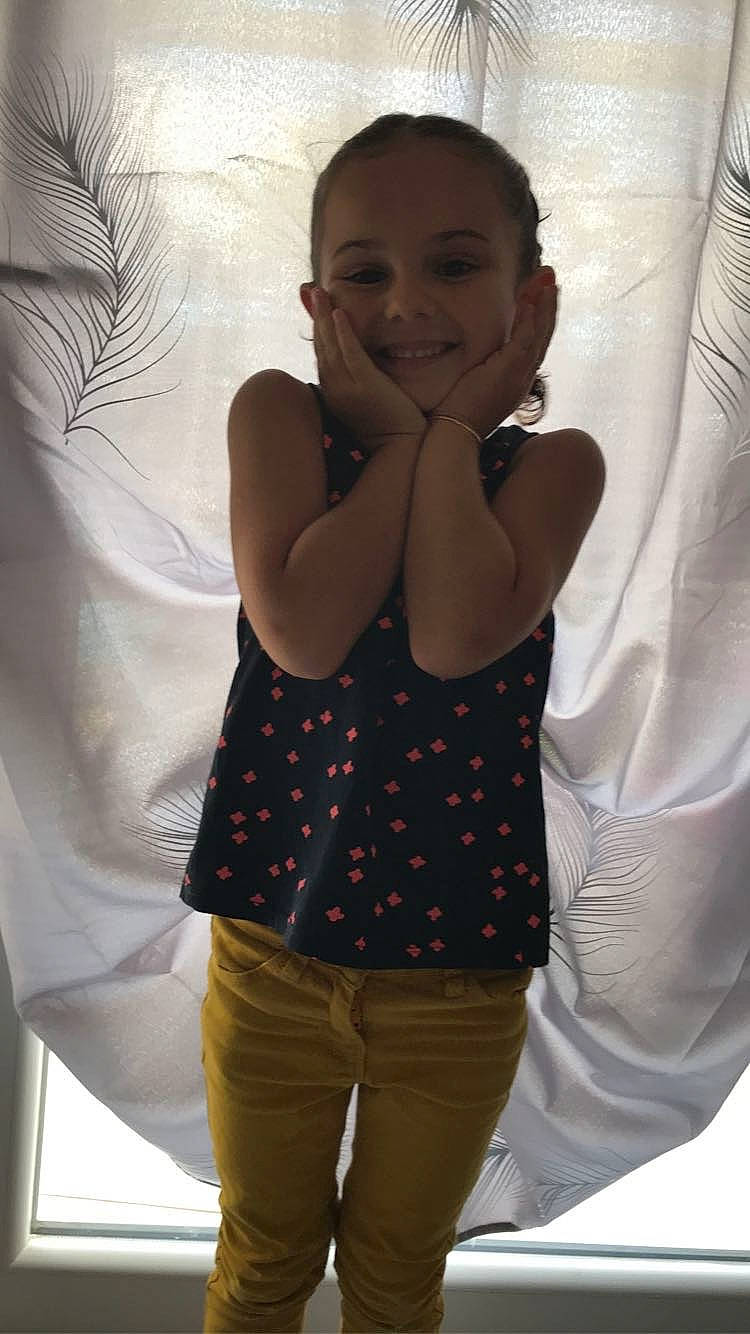 Kellya participe au concours pour gagner de l'argent avec cette photo : arm, beauty, child, forehead, gesture, hand, joy, neck, nose, pattern, person, photography, shoulder, skin, smile, white