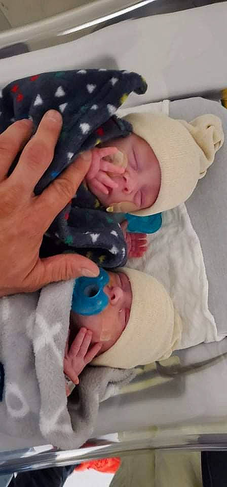 James Malik participe au concours pour gagner de l'argent avec cette photo : baby, baby_products, baby_safety, baby_toddler_clothing, carnivore, child, comfort, companion_dog, dog_breed, finger, gesture, hand, head, linens, mammal, nail, person, skin, sleeve, thumb