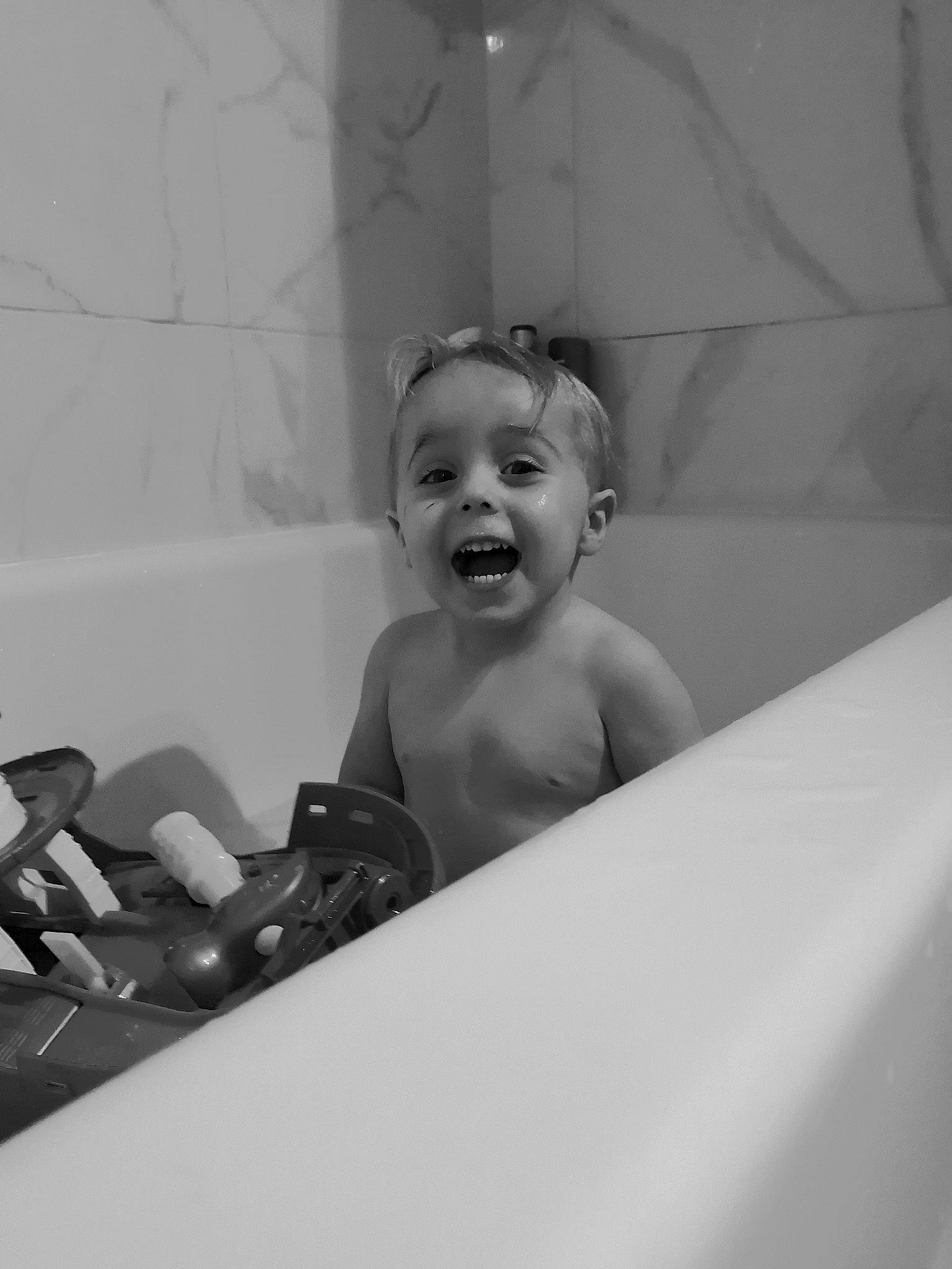Aiden participe au concours pour gagner de l'argent avec cette photo : baby, bathing, bathtub, black, black_and_white, child, face, facial_expression, fun, happy, laugh, monochrome, monochrome_photography, person, photography, room, skin, smile, snapshot, toddler