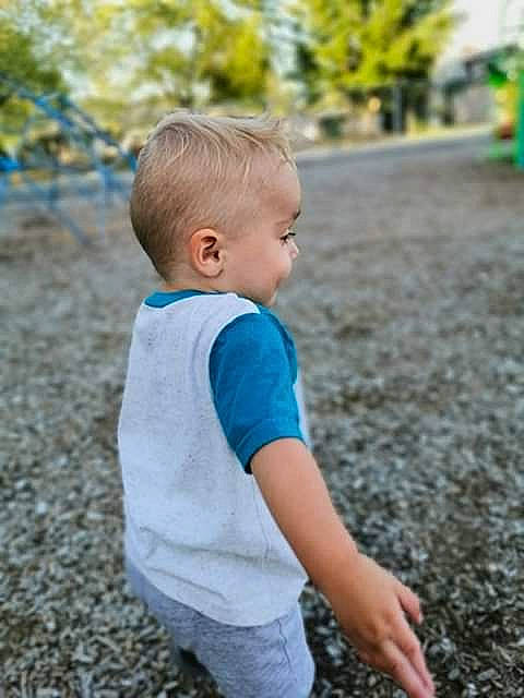 Aiden a rejoint le concours — aidez-le/la à gagner de superbes lots ! baby, child, fun, leaf, leisure, person, photograph, photography, plant, play, recreation, sleeve, summer, t_shirt, toddler, tree, vacation, walking, yellow