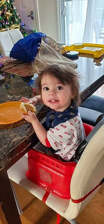 Logan a rejoint le concours — aidez-le/la à gagner de superbes lots ! automotive_tire, baby, chair, child, eye, finger, fun, happy, leisure, person, play, recreation, sitting, skin, smile, steering_wheel, table, toddler, travel, vacation