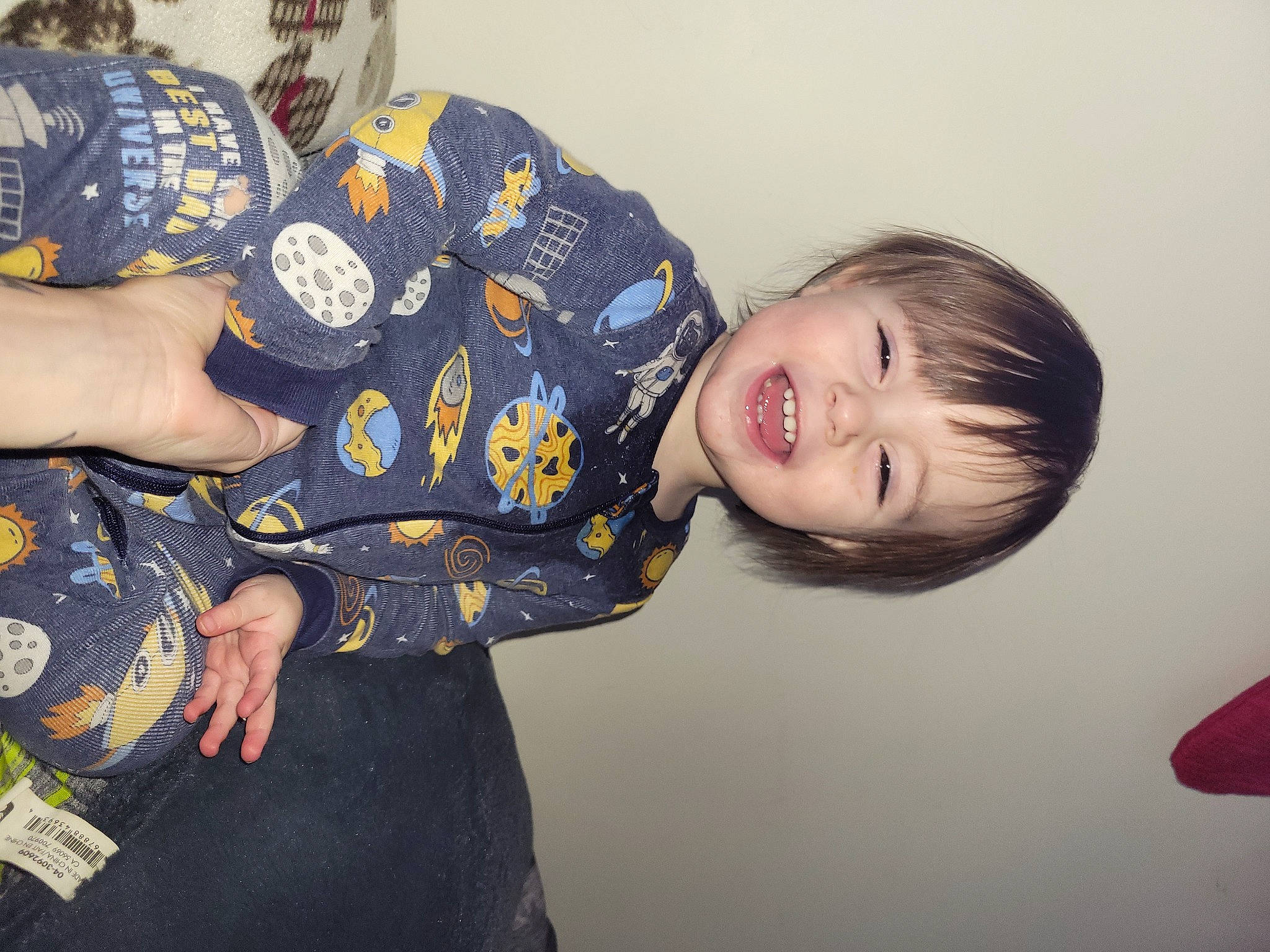 Logan a rejoint le concours — aidez-le/la à gagner de superbes lots ! abdomen, arm, child, comfort, couch, elbow, flash_photography, fun, happy, pattern, person, portrait_photography, room, sitting, sleeve, smile, toddler