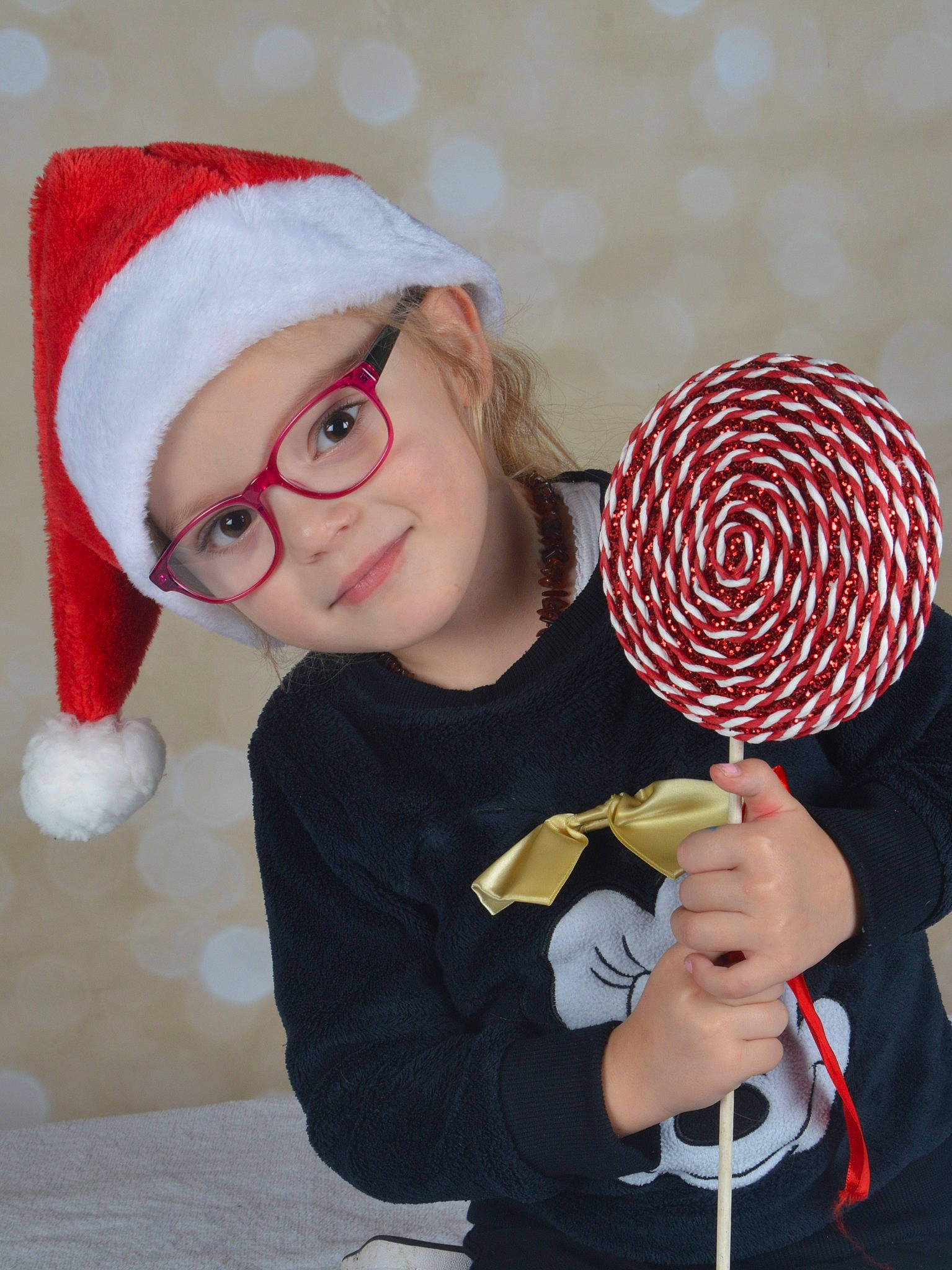 Mya a rejoint le concours — aidez-le/la à gagner de superbes lots ! child, christmas, confectionery, costume, fictional_character, food, headgear, headwear, person