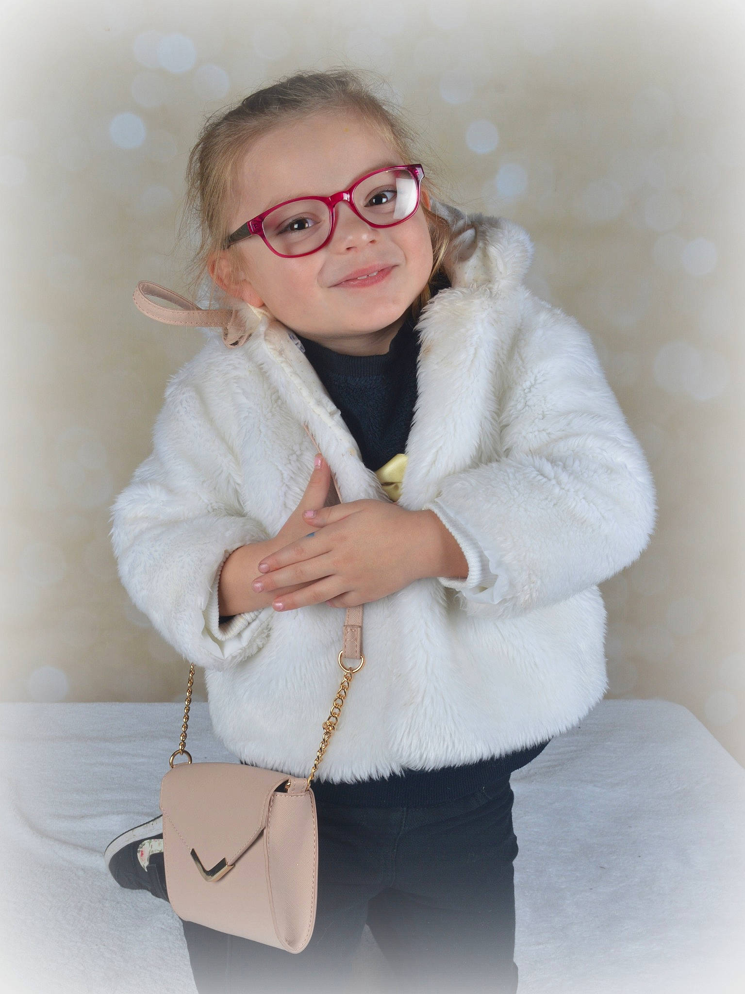Mya participe au concours pour gagner de l'argent avec cette photo : beige, child, coat, fur, fur_clothing, glasses, outerwear, person, shoulder, skin, smile, toddler, white