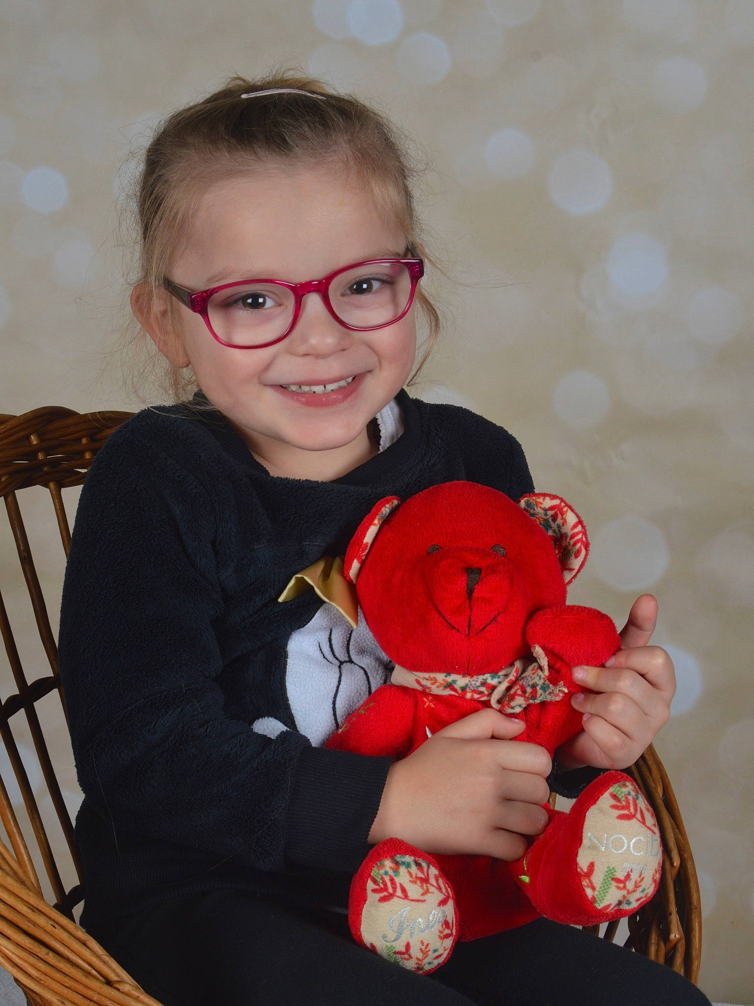 Mya a rejoint le concours — aidez-le/la à gagner de superbes lots ! child, eyewear, flower, glasses, joy, person, plant, red, sitting, smile, stuffed_toy, toddler, vision_care