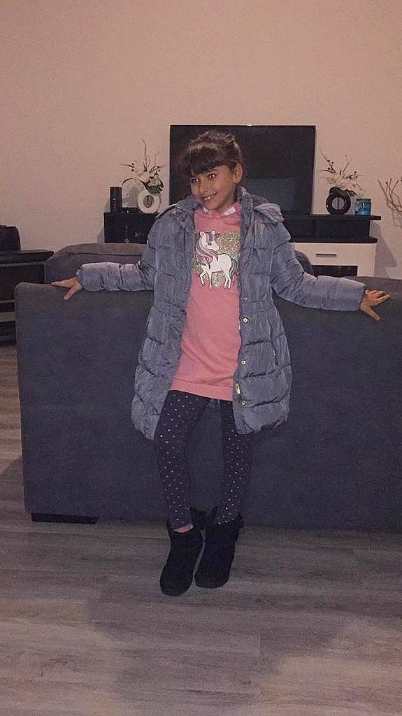 Cassandra participe au concours pour gagner de l'argent avec cette photo : blazer, denim, event, eyewear, fashion_design, flooring, formal_wear, fun, fur, grey, joy, knee, magenta, pattern, person, plaid, room, scarf, sleeve, standing