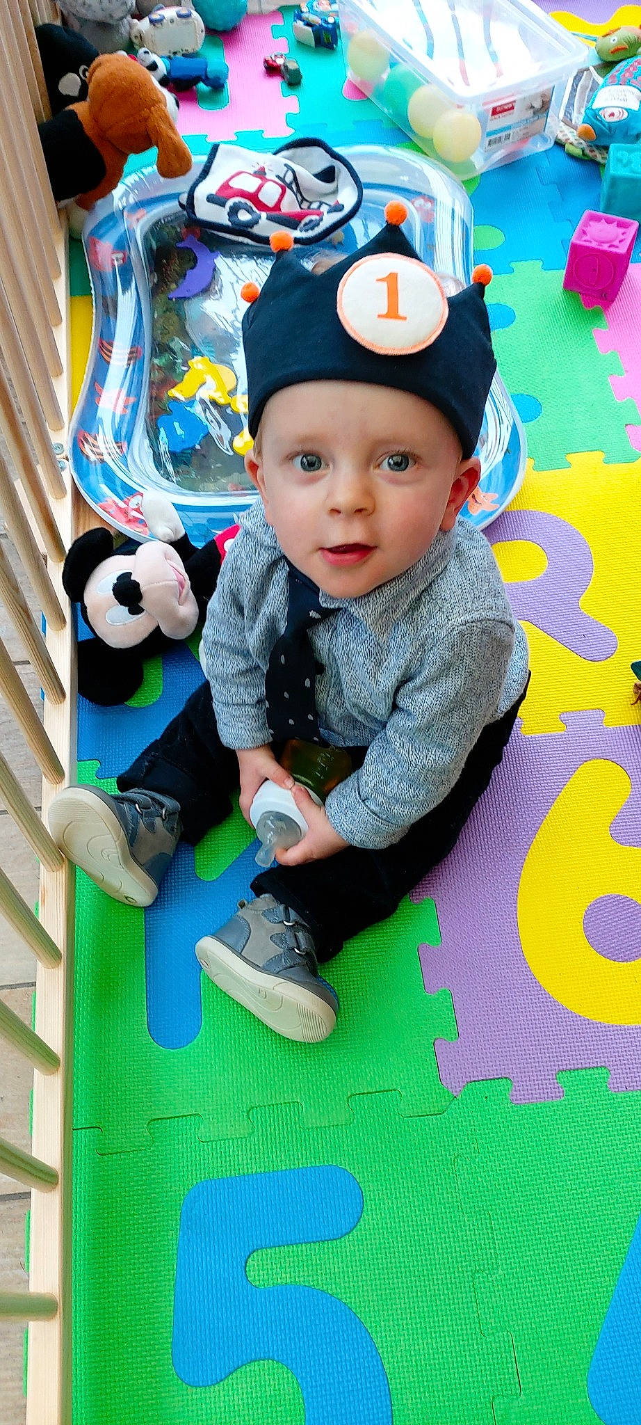 Hayden participe au concours pour gagner de l'argent avec cette photo : baby, baby_toddler_clothing, child, headwear, person, play, toddler