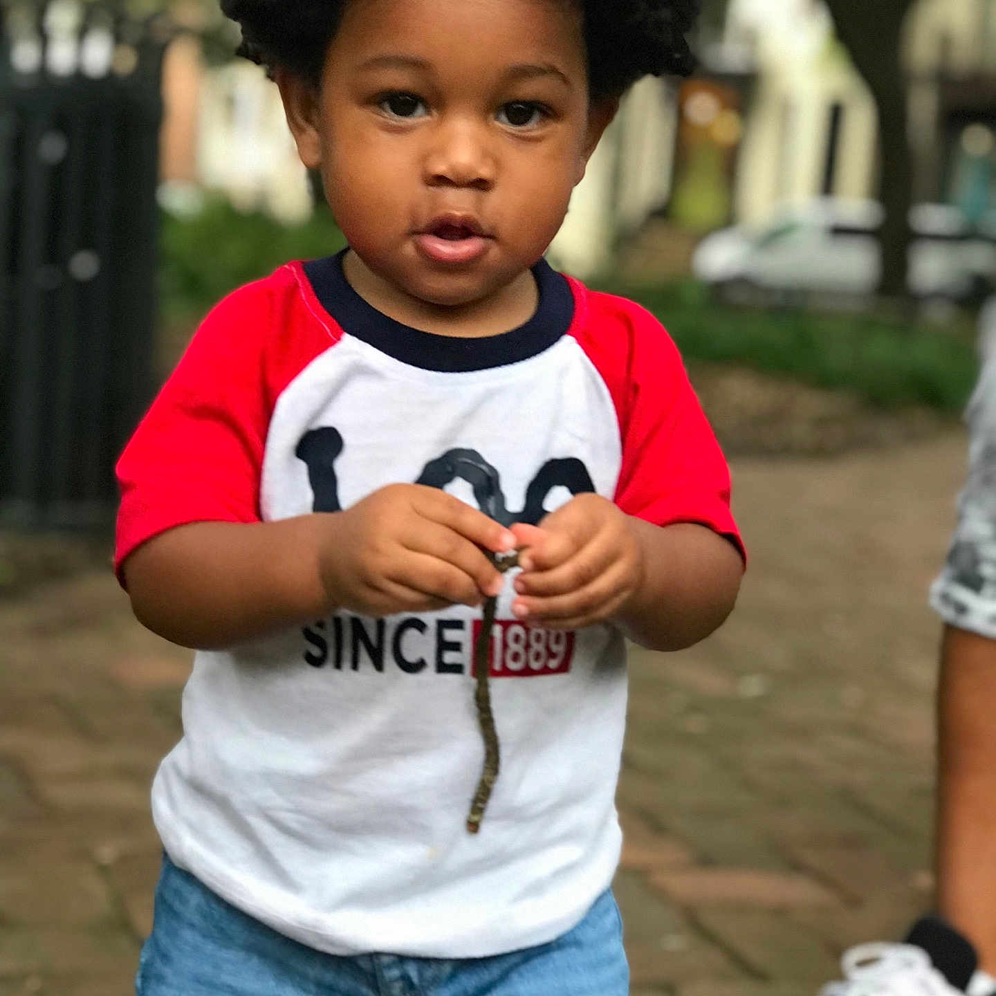 Knai is registered to the contest to win money with this photo: bodypart, boy, child, clothing, face, finger, footwear, grass, hand, head, jeans, male, pants, person, photography, plant, portrait, shoe, sneaker, t_shirt