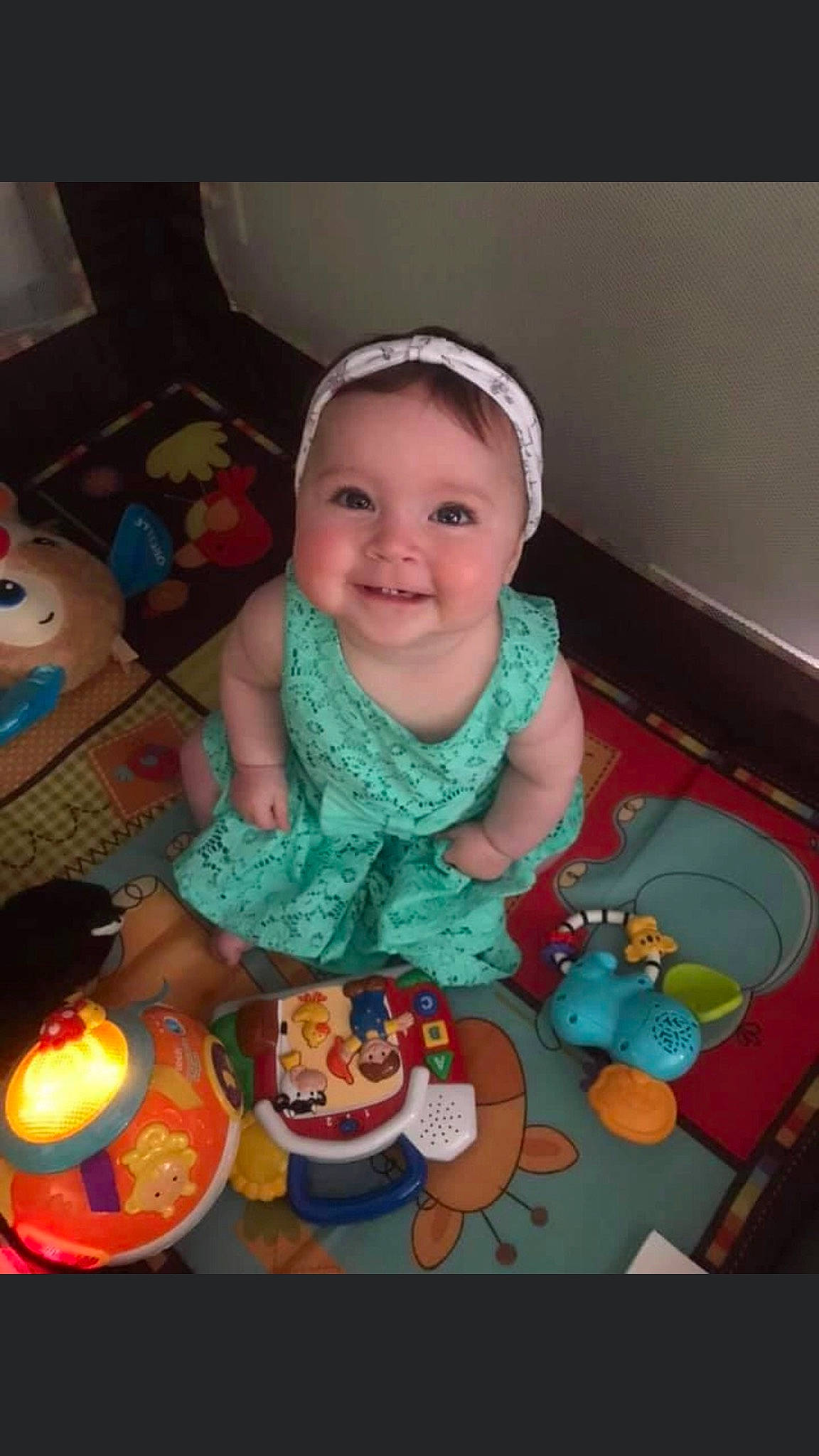 Lya Blue participe au concours pour gagner de l'argent avec cette photo : baby, baby_products, baby_toddler_clothing, baby_toys, child, dessert, event, fun, icing, joy, party, person, pink, play, room, sitting, smile, sugar_paste, sweetness, tableware