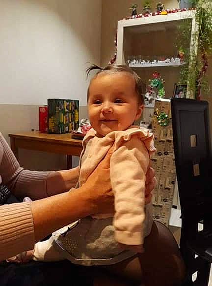 Rose participe au concours pour gagner de l'argent avec cette photo : arm, baby, cheek, child, ear, electronic_device, furniture, leg, neck, person, sitting, skin, technology, toddler