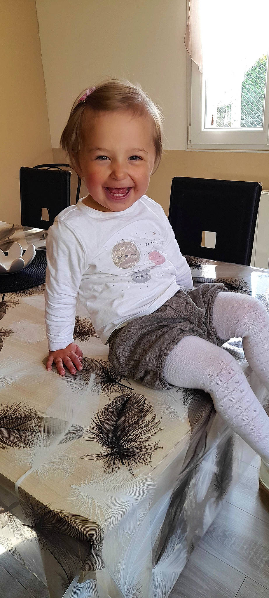 Rose a rejoint le concours — aidez-le/la à gagner de superbes lots ! baby_toddler_clothing, beauty, black, child, comfort, eye, hair, hairstyle, happy, iris, joy, knee, organ, person, photograph, skin, sleeve, smile, t_shirt, thigh