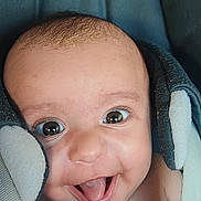 Louana a rejoint le concours — aidez-le/la à gagner de superbes lots ! baby, smiling, tongue_out, car_seat, child, face, happy, infant, closeup, seatbelt, straps, cute, young_child, head_support, skin, eyes, expression, joy, indoor, portrait