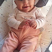 Louana a rejoint le concours — aidez-le/la à gagner de superbes lots ! baby, baby_seat, child, clothing, comfortable, cozy, cute, eyes, face, happy, head, indoor, infant, pink_pajamas, plush_toy, resting, small_hands, smiling, soft_toys, yellow_moon