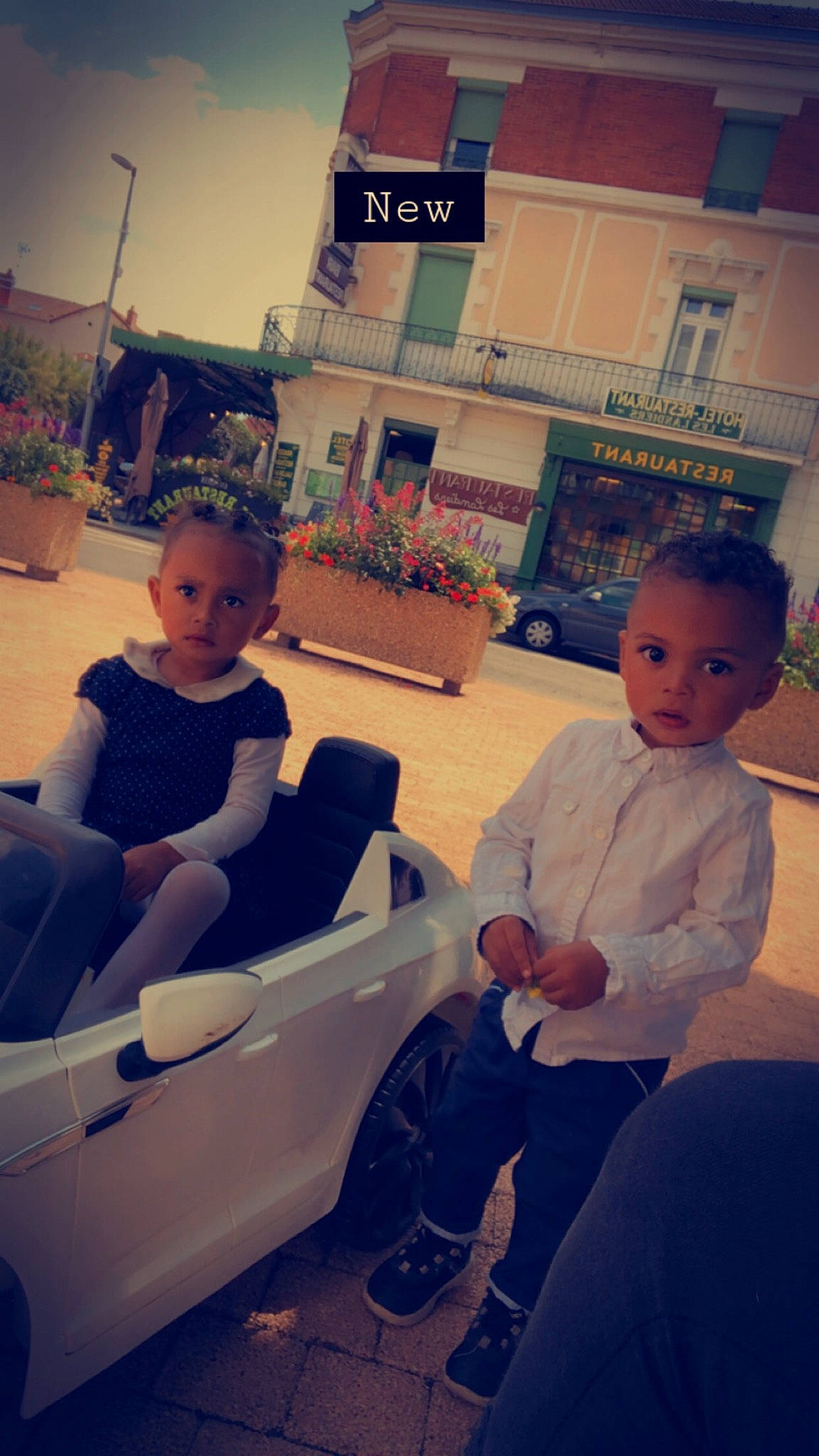 Mayron participe au concours pour gagner de l'argent avec cette photo : automotive_design, automotive_exterior, automotive_tire, automotive_wheel_system, bumper, car, cloud, cool, fender, finger, happy, leisure, morning, motor_vehicle, person, shorts, tints_and_shades, tire, toddler, vehicle_door