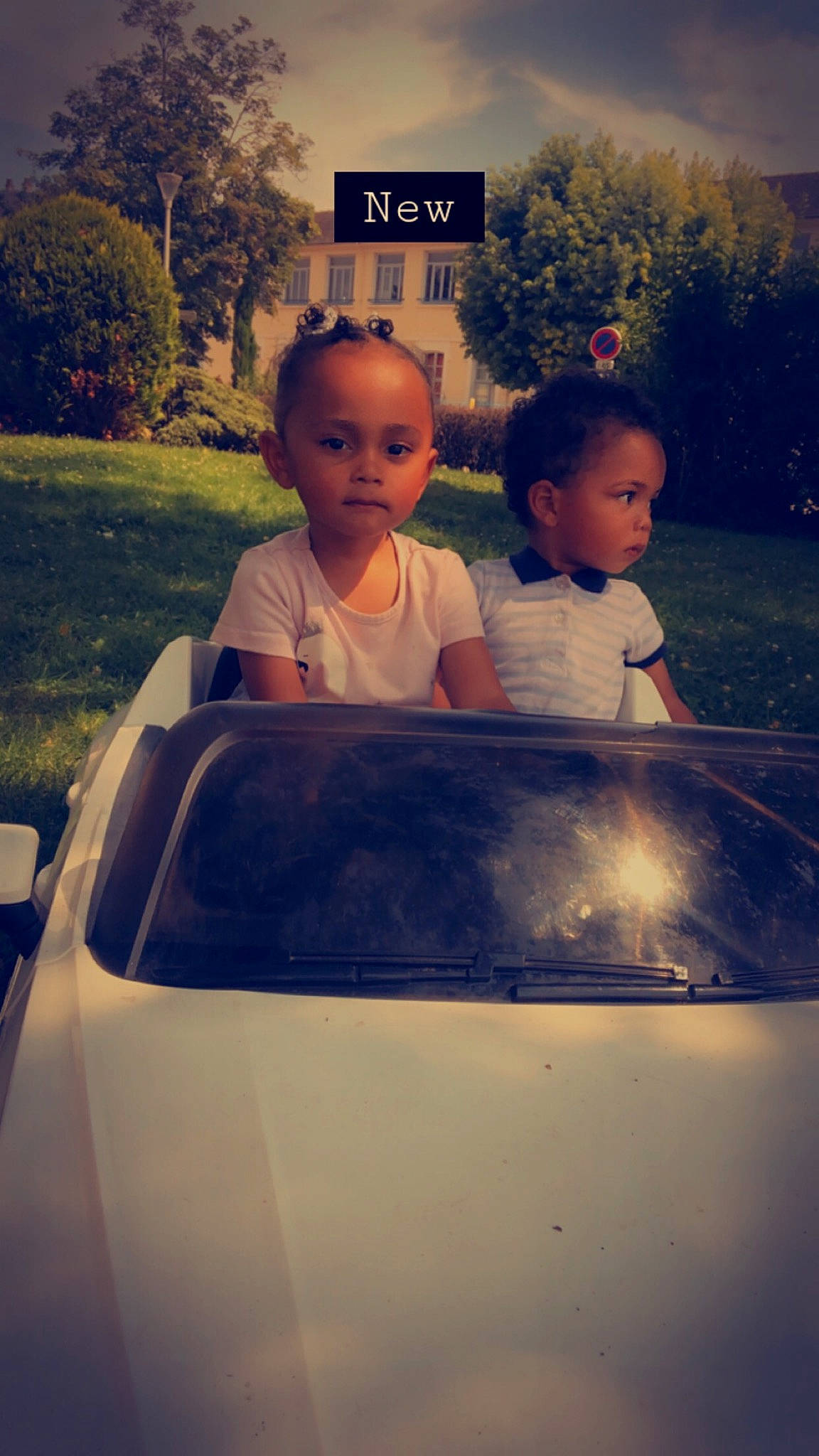 Mayron a rejoint le concours — aidez-le/la à gagner de superbes lots ! automotive_design, automotive_exterior, automotive_lighting, bumper, cloud, cool, daytime, dress, facial_expression, grass, hairstyle, happy, hood, leisure, person, plant, standing, sunlight, toddler, tree