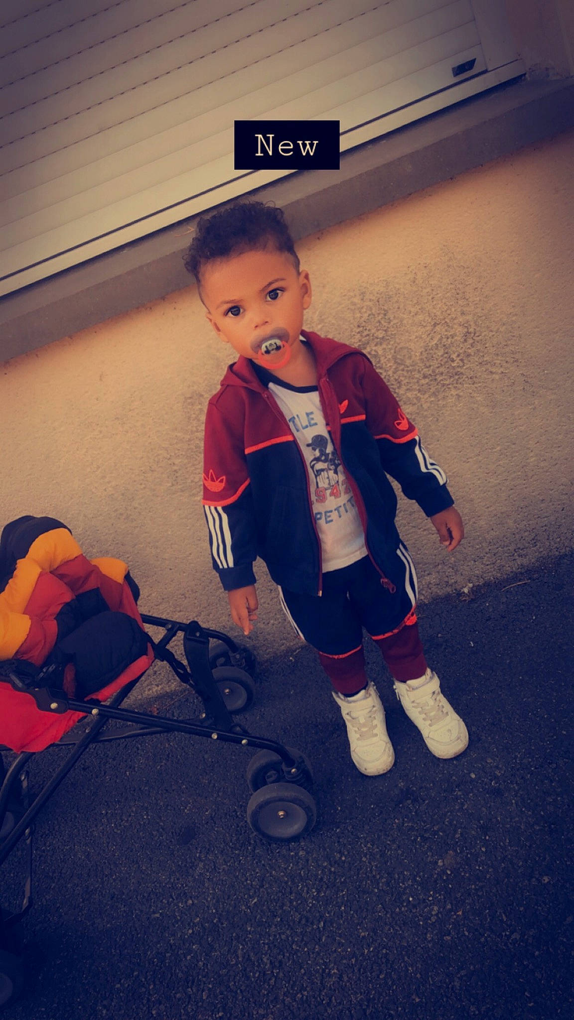 Mayron a rejoint le concours — aidez-le/la à gagner de superbes lots ! asphalt, ball, boot, carmine, child, electric_blue, flooring, football, fun, happy, human_leg, person, personal_protective_equipment, recreation, shadow, sneakers, sports_equipment, surprise, t_shirt, tire