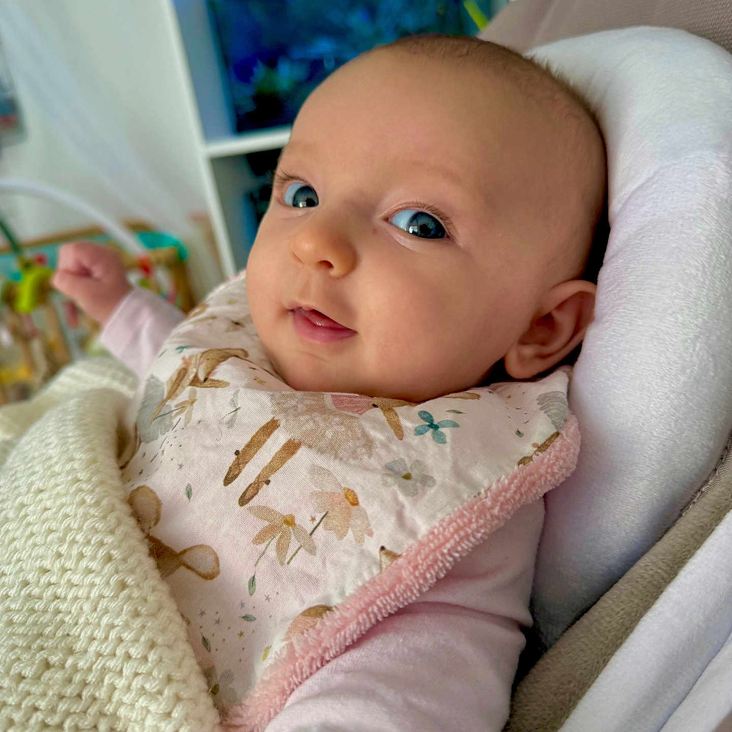 Chiara a rejoint le concours — aidez-le/la à gagner de superbes lots ! aquarium, baby, bib, blanket, child, clothing, cute, expression, eyes, face, furniture, home, indoor, infant, knit, person, pink, portrait, smile, soft