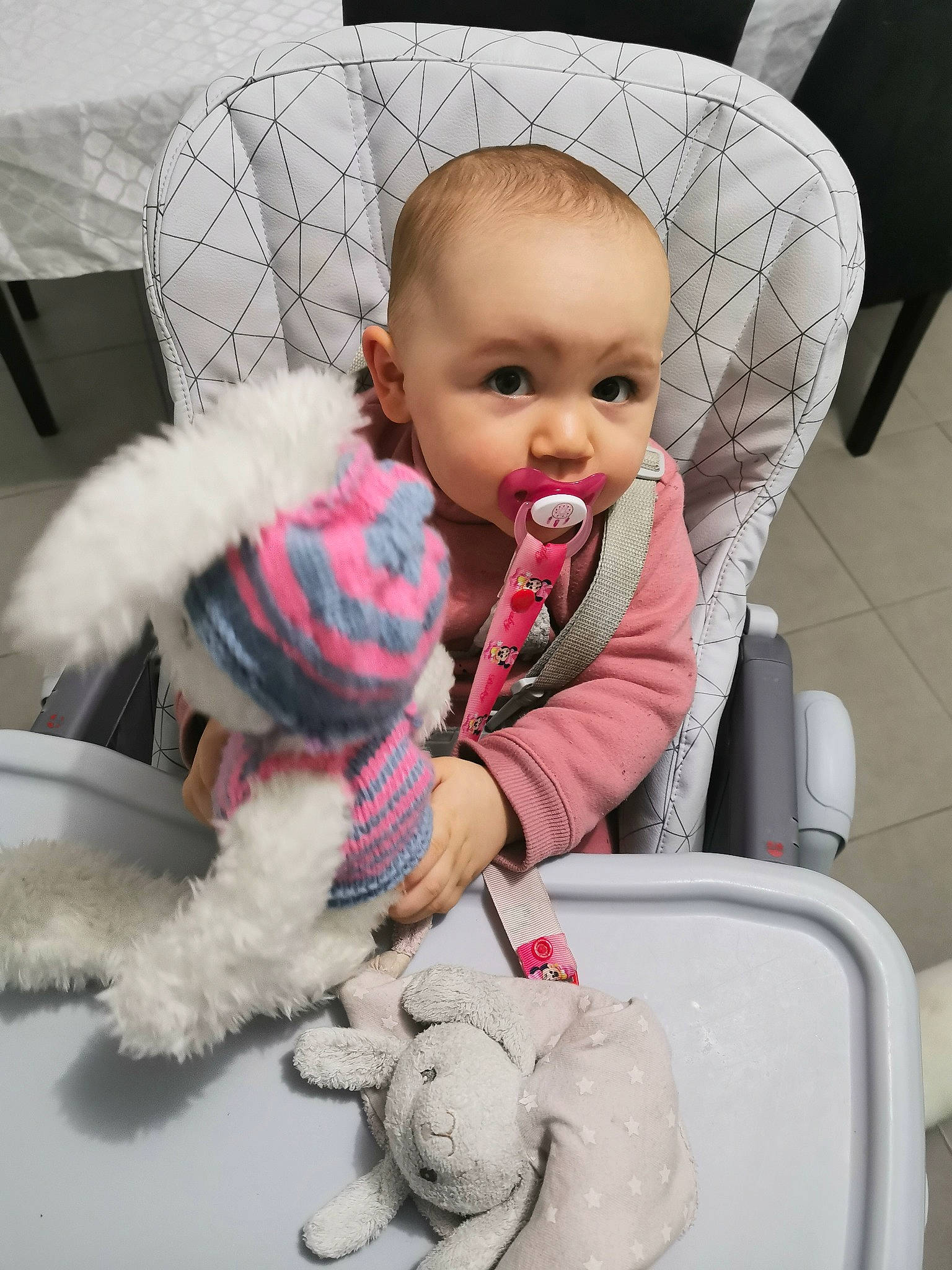 Nina participe au concours pour gagner de l'argent avec cette photo : baby, cheek, child, ear, eating, food, fur, person, pink, sitting, skin, toddler