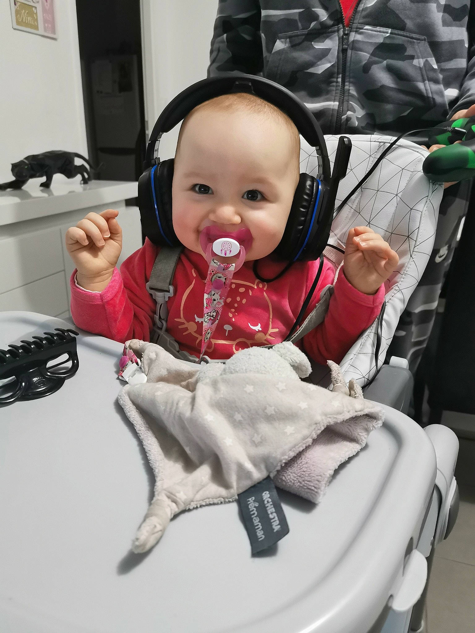 Nina participe au concours pour gagner de l'argent avec cette photo : baby, car_seat, child, ear, person, toddler