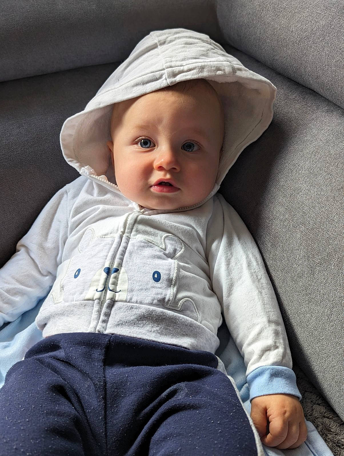 Lylio participe au concours pour gagner de l'argent avec cette photo : baby, baby_toddler_clothing, cheek, child, clothing, comfort, electric_blue, facial_expression, fashion_accessory, fun, lip, person, photography, portrait_photography, product, sitting, skin, sleeve, toddler, vacation