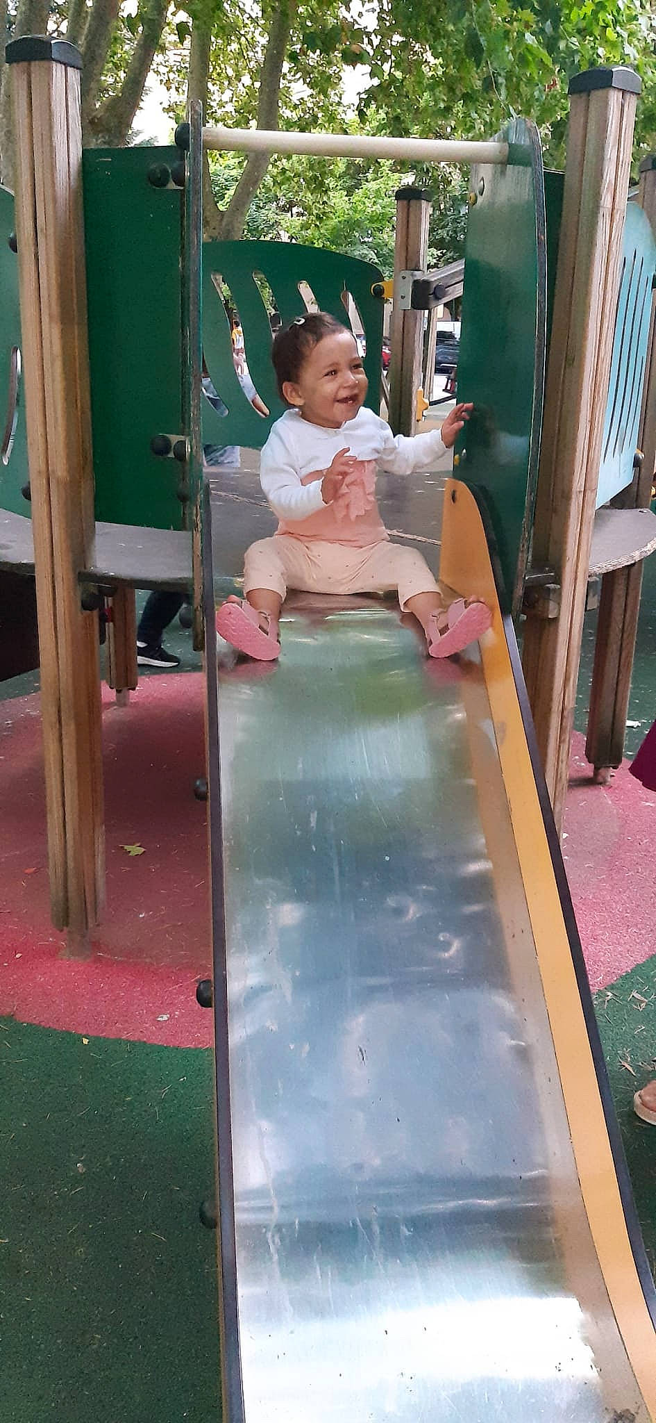 Dania participe au concours pour gagner de l'argent avec cette photo : baby, baby_toddler_clothing, child, chute, city, fun, human_leg, joy, leisure, magenta, nonbuilding_structure, outdoor_play_equipment, person, pink, play, playground, playground_slide, recreation, shorts, toddler