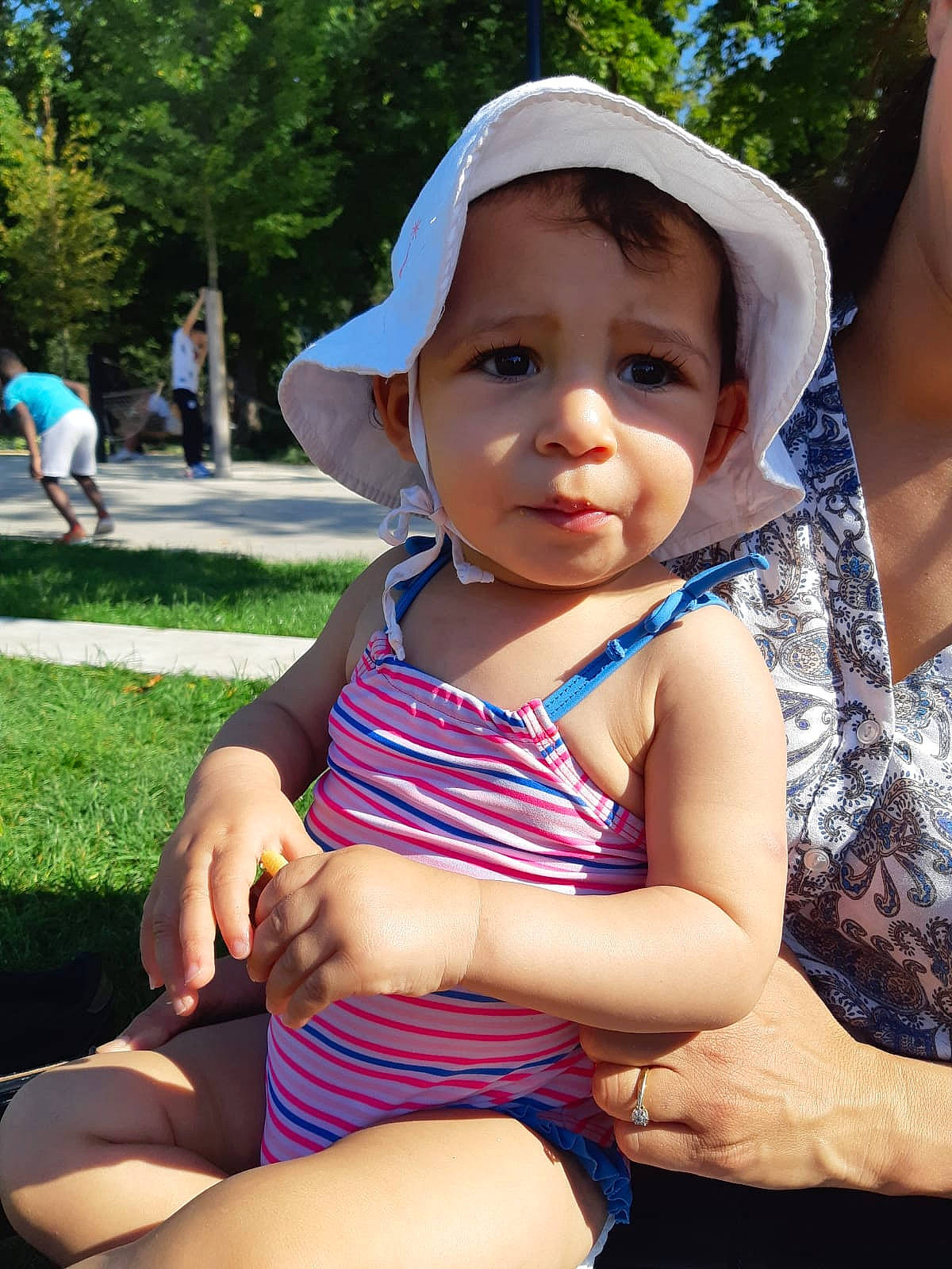 Dania a rejoint le concours — aidez-le/la à gagner de superbes lots ! baby, baby_toddler_clothing, blue, cap, finger, fun, grass, happy, hat, knee, leisure, lip, person, pink, plant, skin, summer, sun_hat, thigh, toddler