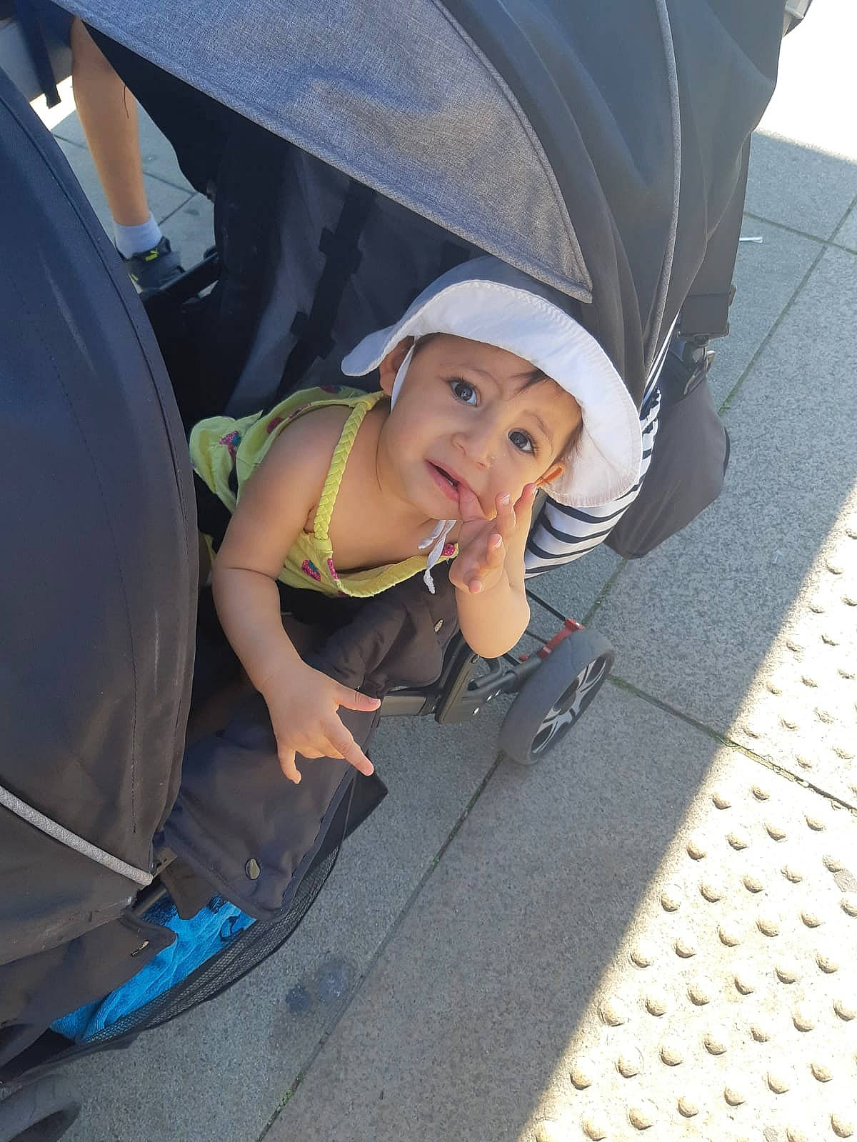 Dania a rejoint le concours — aidez-le/la à gagner de superbes lots ! asphalt, auto_part, automotive_exterior, automotive_tire, automotive_wheel_system, child, comfort, electric_blue, fashion_accessory, fender, flooring, headwear, human_leg, leisure, motor_vehicle, person, rim, road_surface, sitting, smile