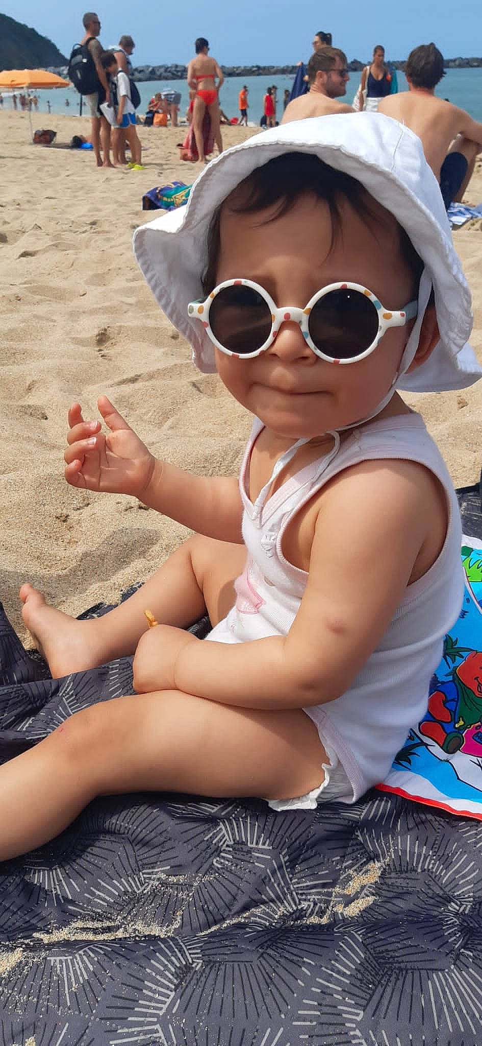 Dania participe au concours pour gagner de l'argent avec cette photo : beauty, child, cool, eyewear, facial_expression, fun, glasses, goggles, grass, happy, lip, people, person, personal_protective_equipment, photograph, skin, summer, sunglasses, thigh, toddler