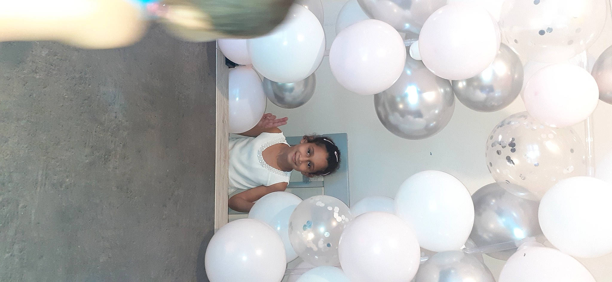 Malek a rejoint le concours — aidez-le/la à gagner de superbes lots ! arch, art, ball, balloon, beauty, ceiling, circle, decoration, event, fun, happy, joy, light, party, party_supply, person, photograph, photography, pink, space