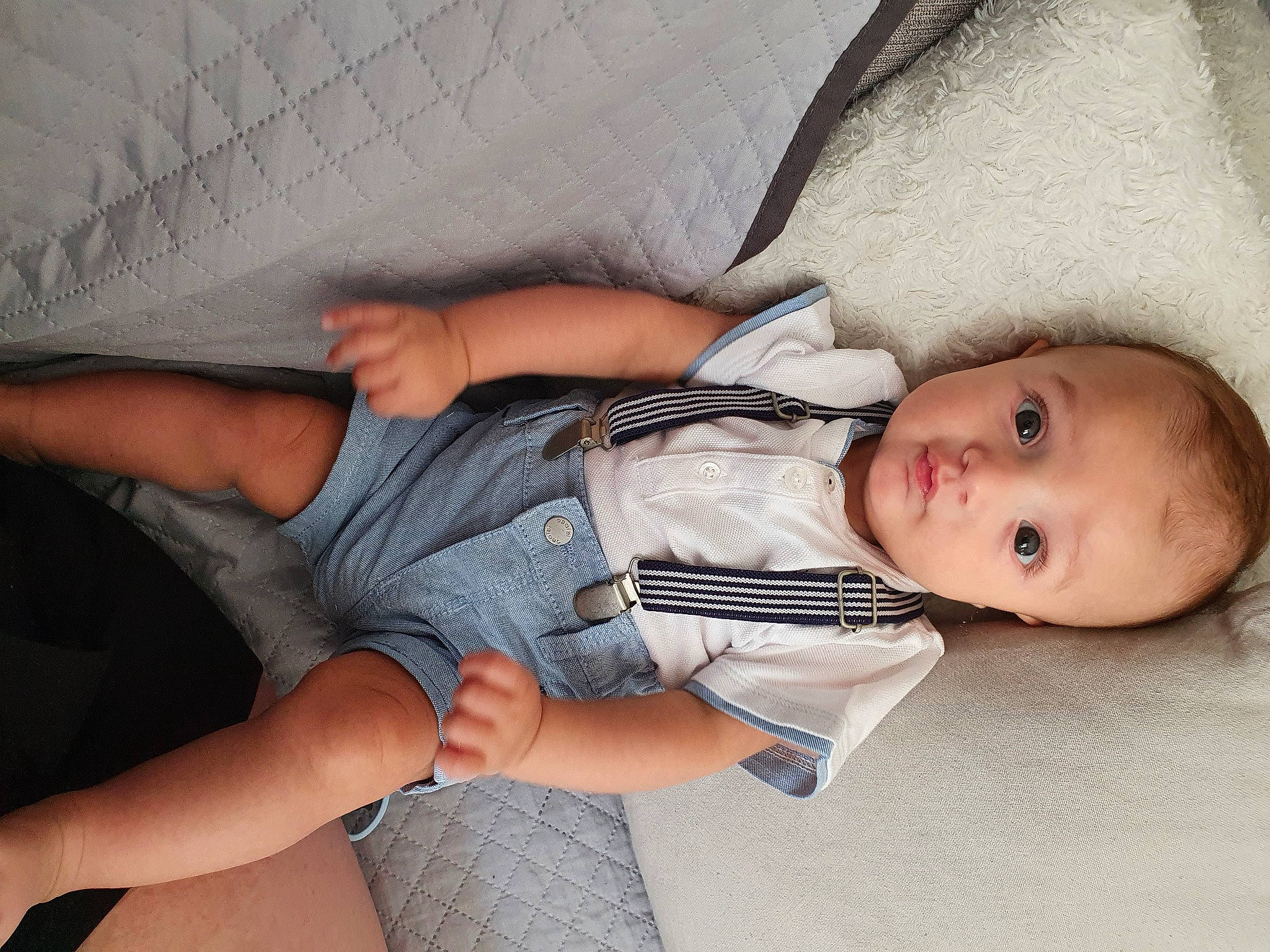 Mattéo participe au concours pour gagner de l'argent avec cette photo : baby, baby_toddler_clothing, cheek, child, comfort, elbow, eyelash, foot, human_leg, joint, knee, lap, leg, mouth, nail, person, sitting, skin, thigh, thumb