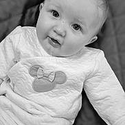 Emmy a rejoint le concours — aidez-le/la à gagner de superbes lots ! baby, infant, child, face, eyes, cheeks, drooling, onesie, mickey_mouse, bow, black_and_white, portrait, close_up, smile, gaze, soft_texture, blanket, seated, cute, hair