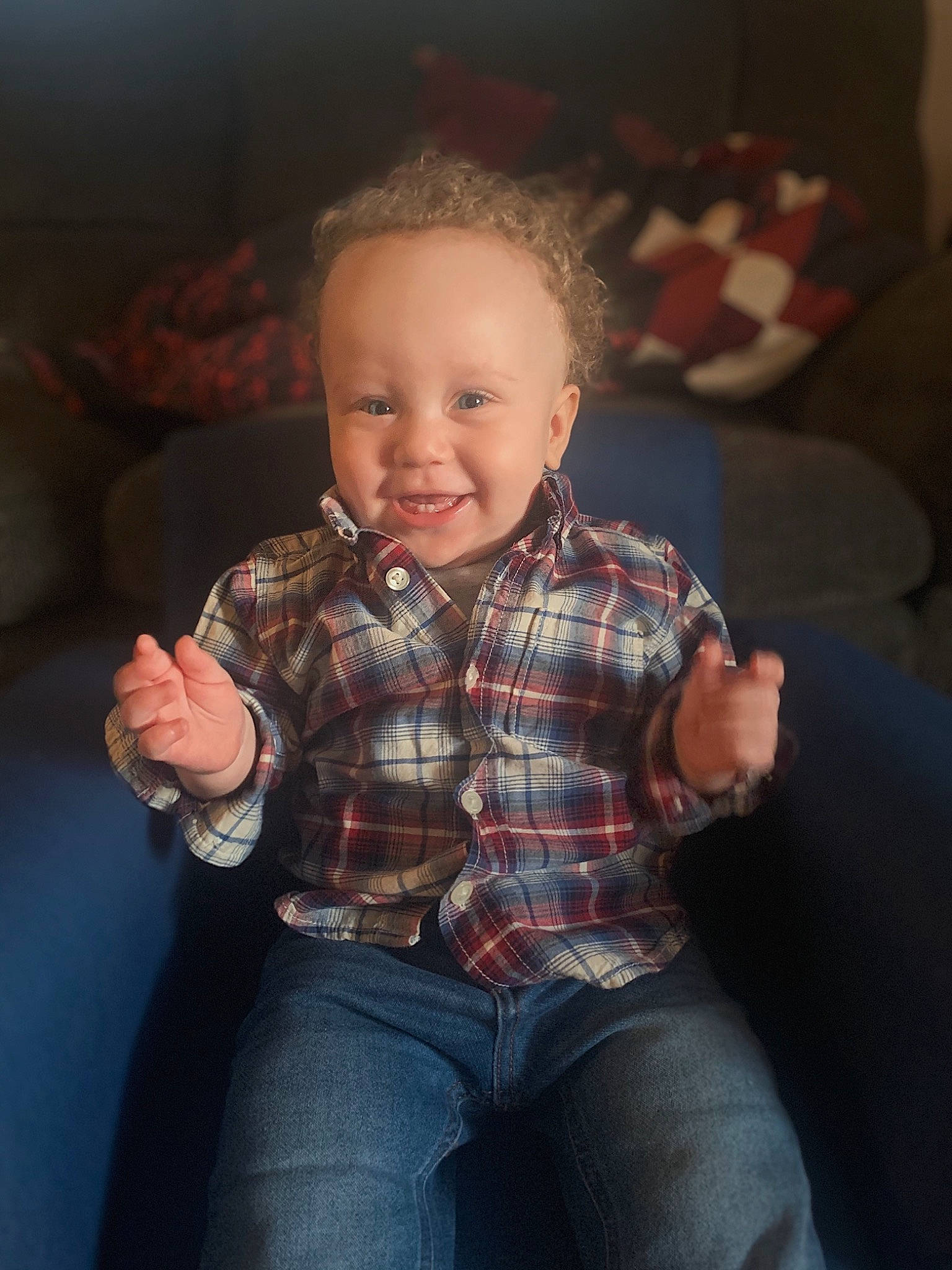 Carmelo is registered to the contest to win money with this photo: cheek, denim, ear, elbow, eye, facial_expression, finger, fun, hand, happy, human, human_body, joint, lip, mouth, nose, person, sitting, skin, sleeve