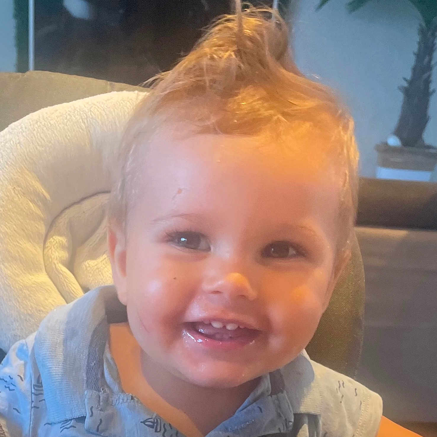 Eden participe au concours pour gagner de l'argent avec cette photo : baby, child, clothing, cushion, cute, expression, eyes, face, hair, happy, indoor, person, portrait, seat, seat_cover, shirt, skin, smiling, toddler, young