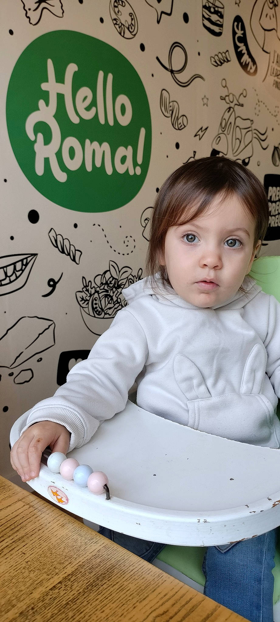 Rihanna participe au concours pour gagner de l'argent avec cette photo : baby_playing_with_toys, baby_toddler_clothing, chair, child, font, hairstyle, happy, mammal, organ, outerwear, pattern, person, play, portrait_photography, recreation, room, sitting, sleeve, t_shirt, toddler