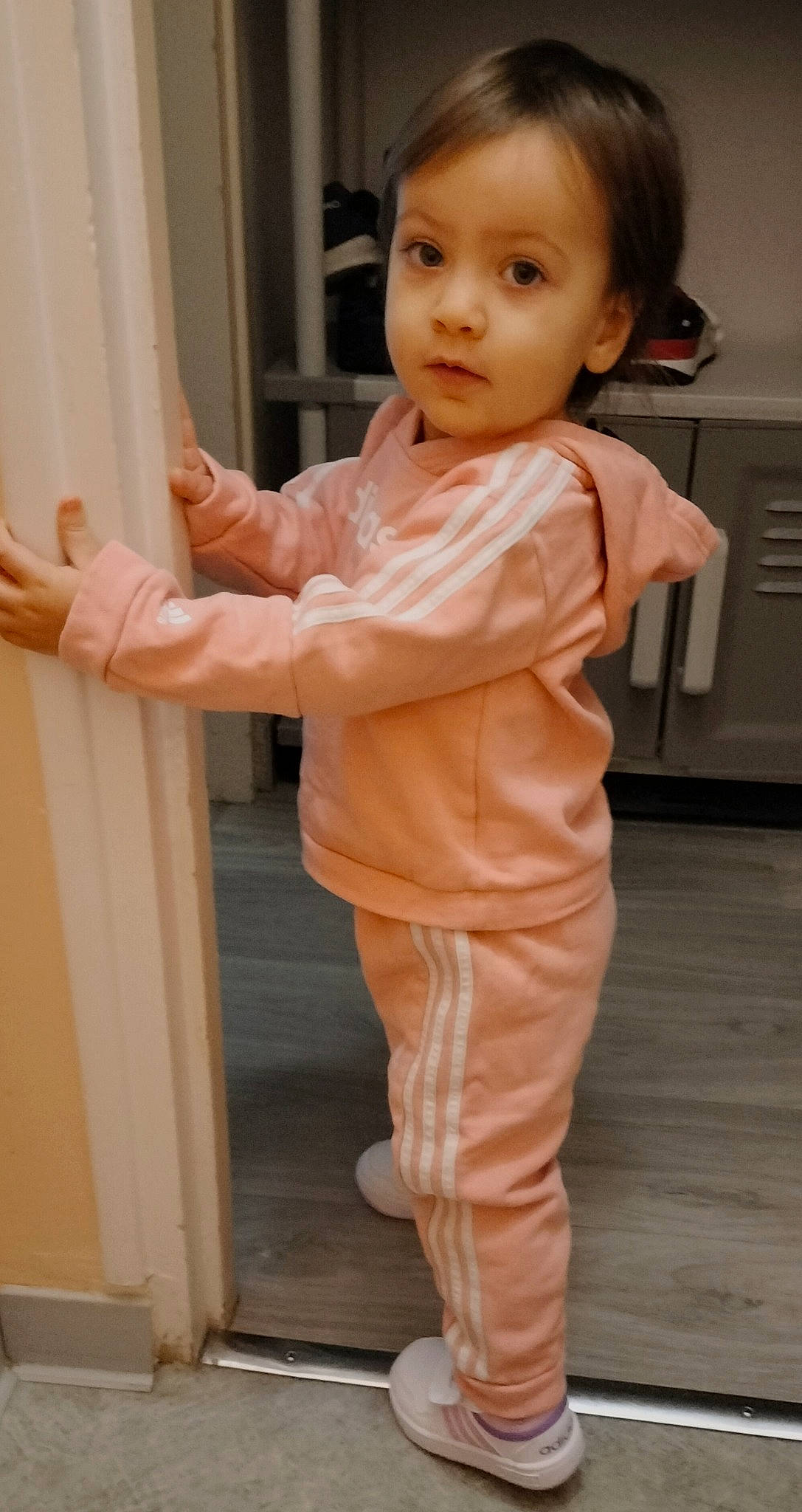 Rihanna a rejoint le concours — aidez-le/la à gagner de superbes lots ! baby, baby_toddler_clothing, cabinetry, child, drawer, eye, face, flooring, gesture, happy, hardwood, head, human_body, kitchen_appliance, person, sleeve, standing, thumb, toddler, waist