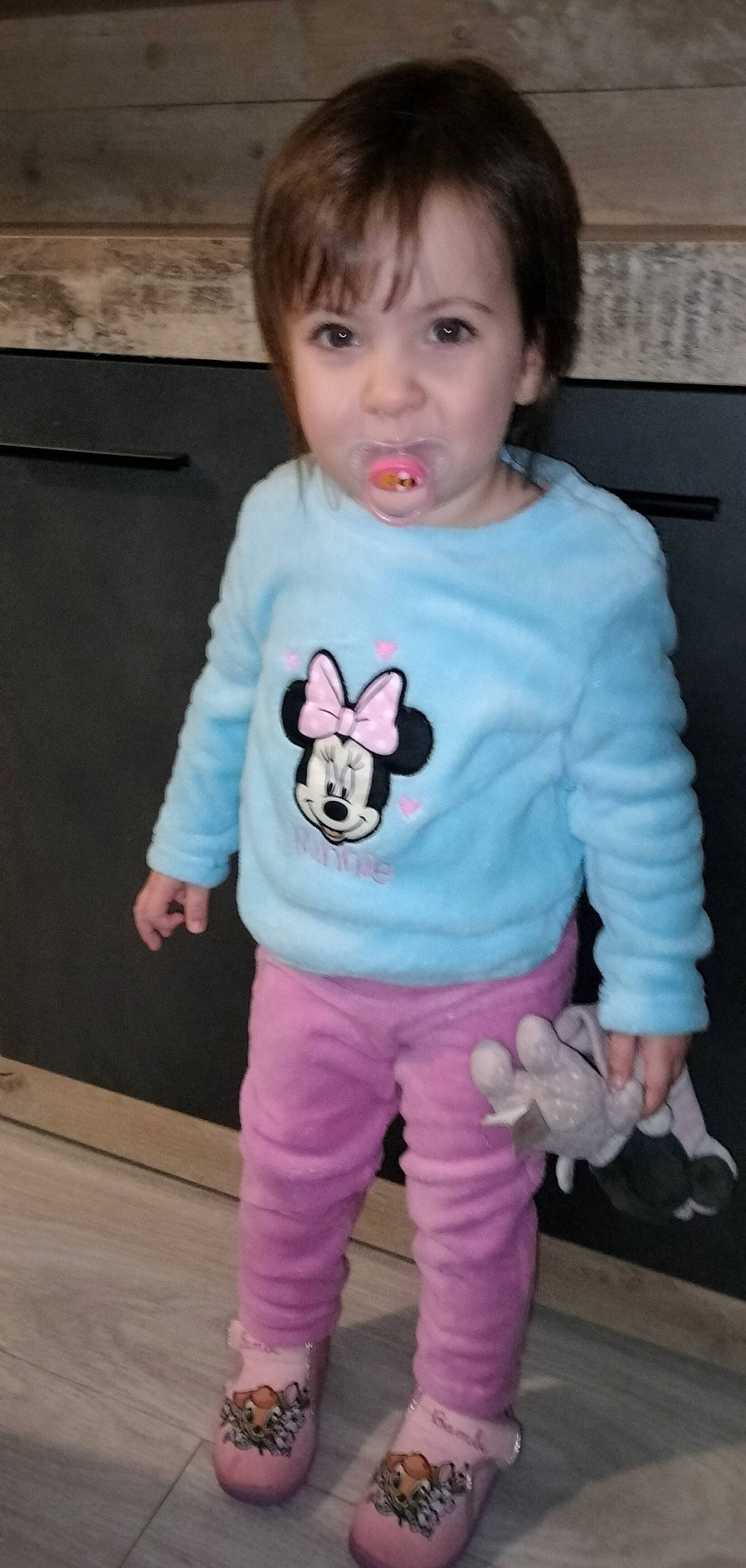 Rihanna a rejoint le concours — aidez-le/la à gagner de superbes lots ! arm, baby_toddler_clothing, cheek, child, cool, ear, eye, fawn, happy, head, human_body, neck, person, pink, skin, sleeve, standing, t_shirt, textile, toddler