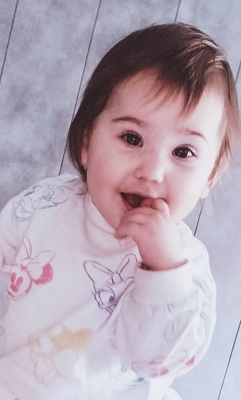 Giuliana participe au concours pour gagner de l'argent avec cette photo : black_hair, cheek, chin, eyebrow, eyelash, face, flash_photography, gesture, happy, iris, jaw, lip, mouth, neck, nose, person, pink, skin, sleeve, smile