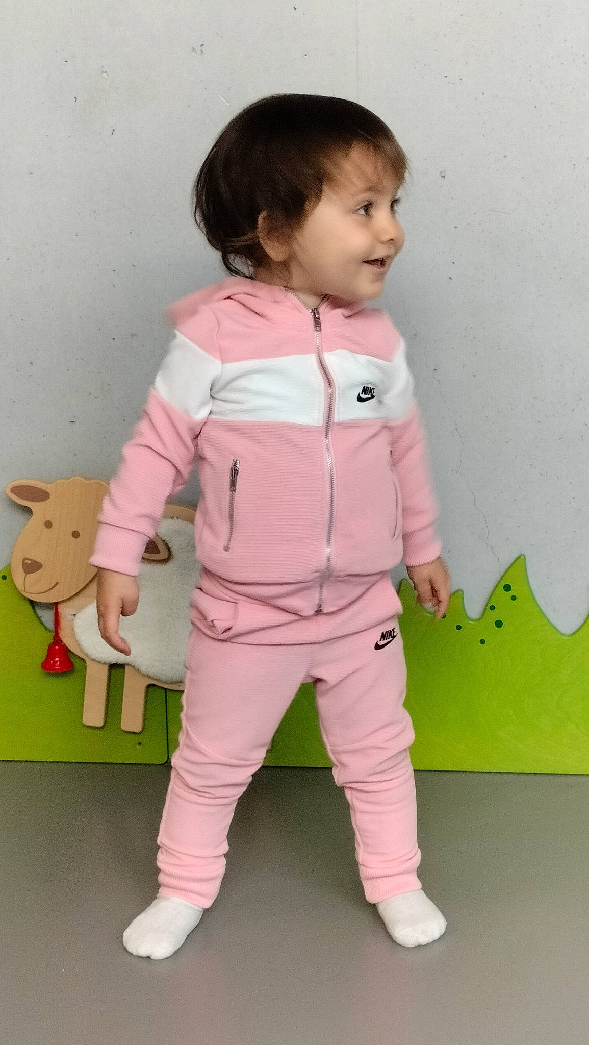 Rihanna participe au concours pour gagner de l'argent avec cette photo : baby_toddler_clothing, child, costume, fashion_design, gesture, happy, magenta, pattern, peach, person, pink, play, room, skin, sleeve, smile, stuffed_toy, toddler, toy, uniform