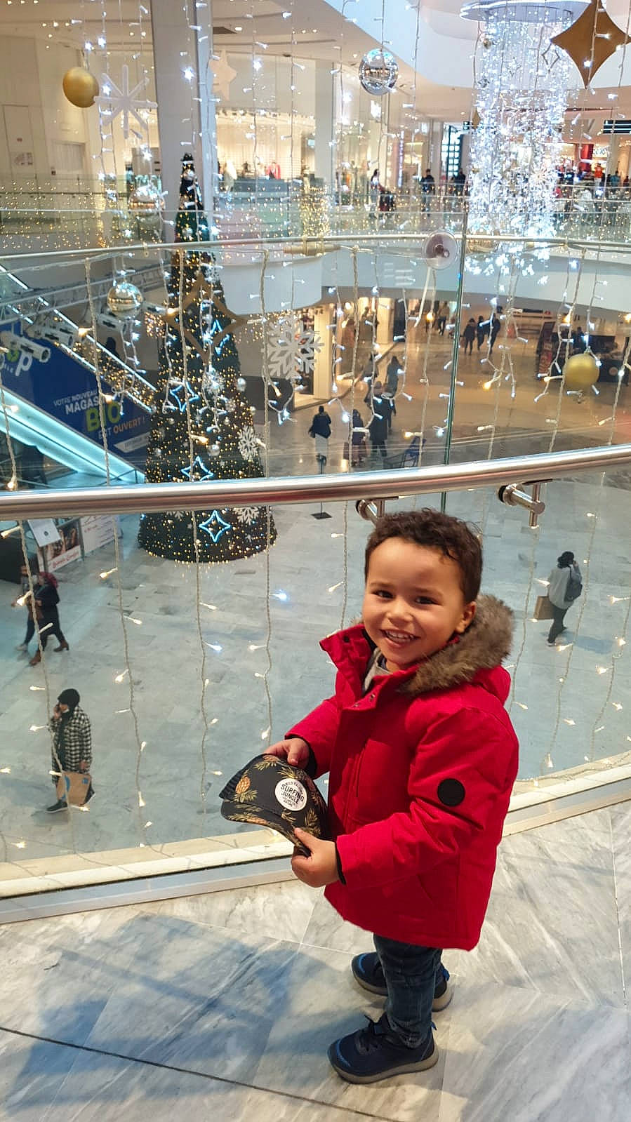 Youssef a rejoint le concours — aidez-le/la à gagner de superbes lots ! child, christmas_ornament, christmas_tree, city, fun, human, human_settlement, joy, leisure, lighting, ornament, person, photograph, product, smile, snapshot, standing, toddler, tree, water