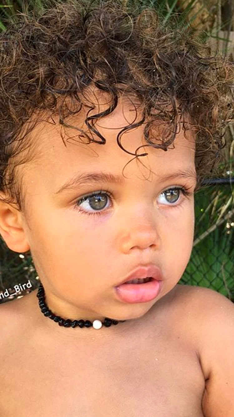 Lorenzo a rejoint le concours — aidez-le/la à gagner de superbes lots ! child, toddler, curly_hair, face, necklace, beads, skin, outdoor, portrait, expression, eyes, mouth, shoulders, young, cute, person, natural_light, closeup, head, curly