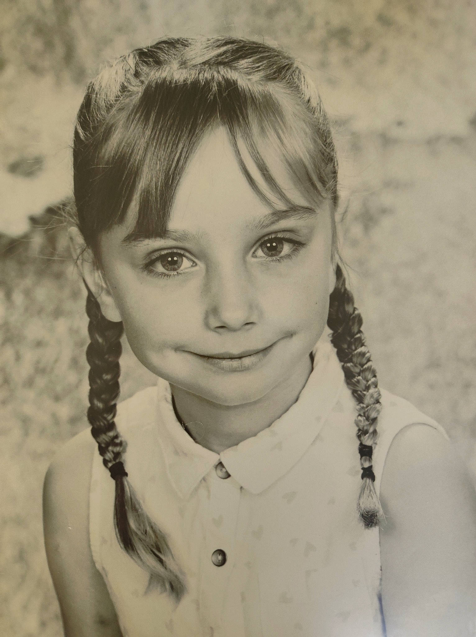 Louna a rejoint le concours — aidez-le/la à gagner de superbes lots ! black_and_white, eye, eyebrow, eyelash, flash_photography, forehead, fun, gesture, happy, iris, jaw, joy, lip, long_hair, monochrome, monochrome_photography, neck, nose, person, skin