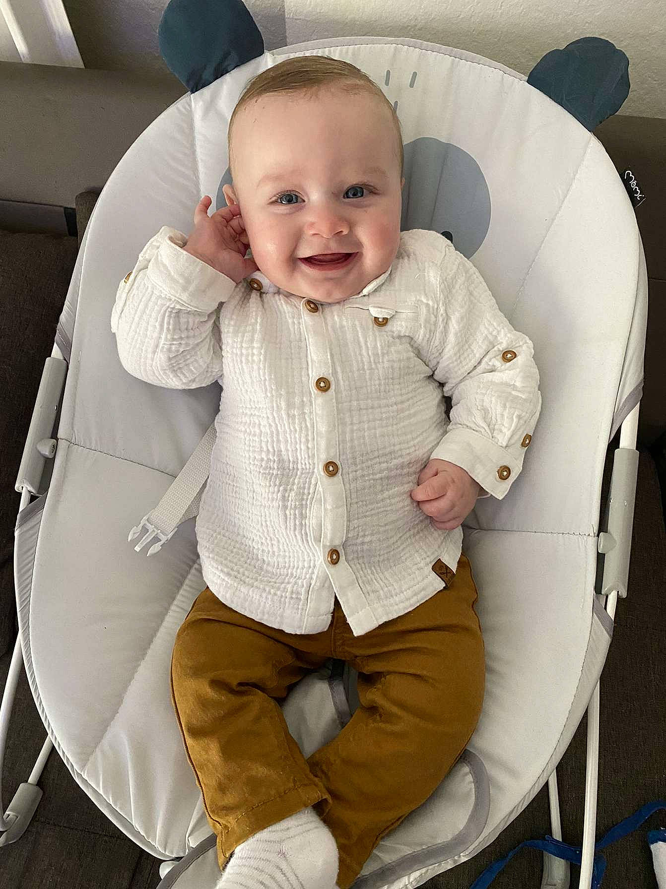 Lenny a rejoint le concours — aidez-le/la à gagner de superbes lots ! auto_part, baby, baby_products, baby_toddler_clothing, car_seat, car_seat_cover, chair, child, collar, comfort, dress_shirt, hairstyle, happy, joy, luxury_vehicle, outerwear, person, sitting, sleeve, smile