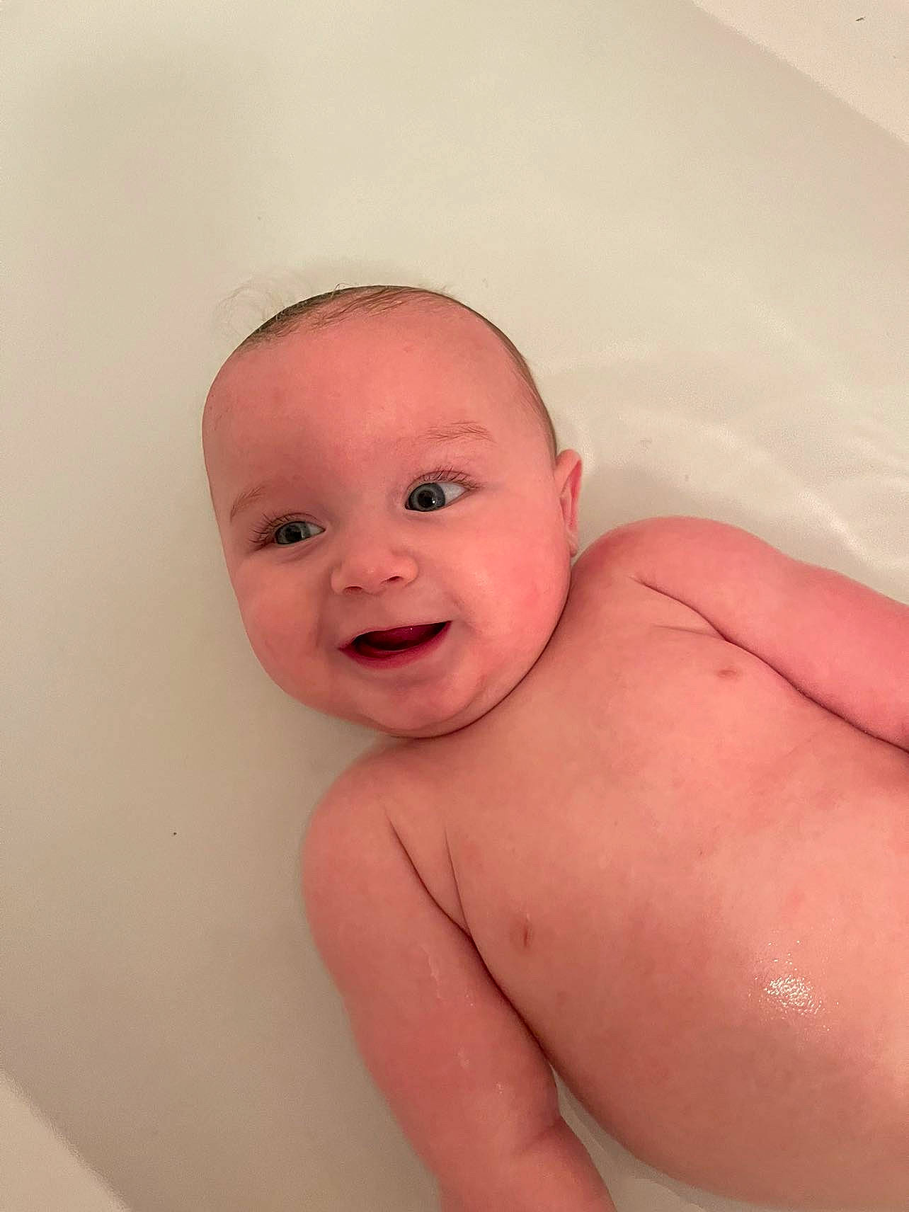 Lenny participe au concours pour gagner de l'argent avec cette photo : abdomen, baby, baby_bathing, baby_making_funny_faces, bathing, bathroom, bathtub, cheek, chest, eyelash, fluid, fun, happy, joy, lip, neck, person, skin, smile, stomach
