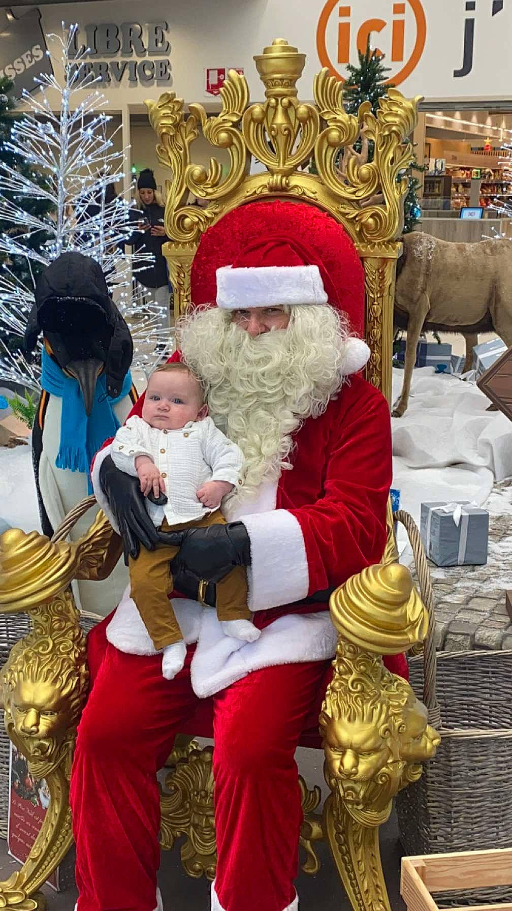 Lenny a rejoint le concours — aidez-le/la à gagner de superbes lots ! beard, christmas, christmas_decoration, christmas_eve, christmas_tree, event, facial_hair, fictional_character, happy, hat, headwear, holiday, human_body, lap, organ, person, santa_claus, standing, toddler, tradition