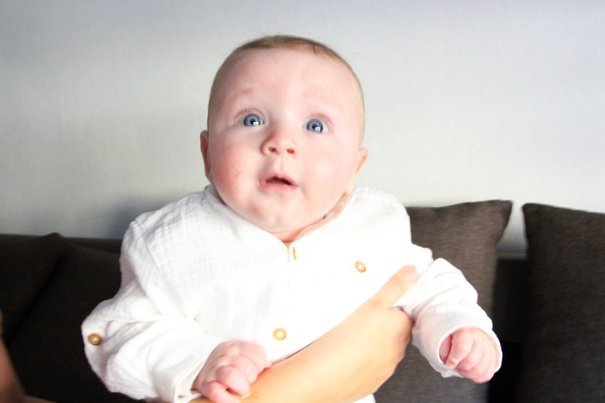 Lenny a rejoint le concours — aidez-le/la à gagner de superbes lots ! baby, baby_toddler_clothing, cheek, child, collar, comfort, dress_shirt, finger, flash_photography, gesture, happy, iris, linens, person, portrait_photography, sitting, sleeve, smile, stomach, thumb